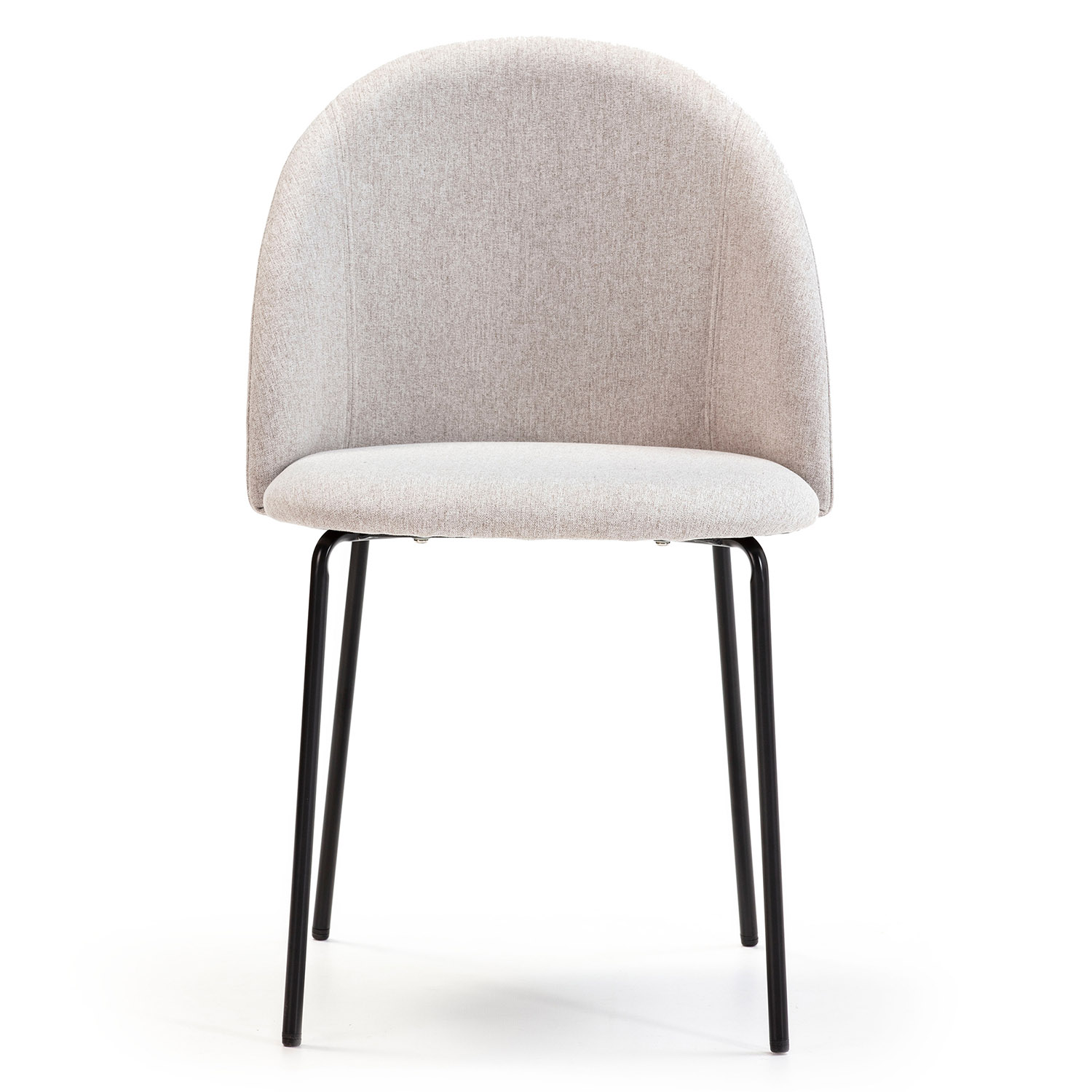 Una silla tapizada clara con cuatro patas finas de metal negro.