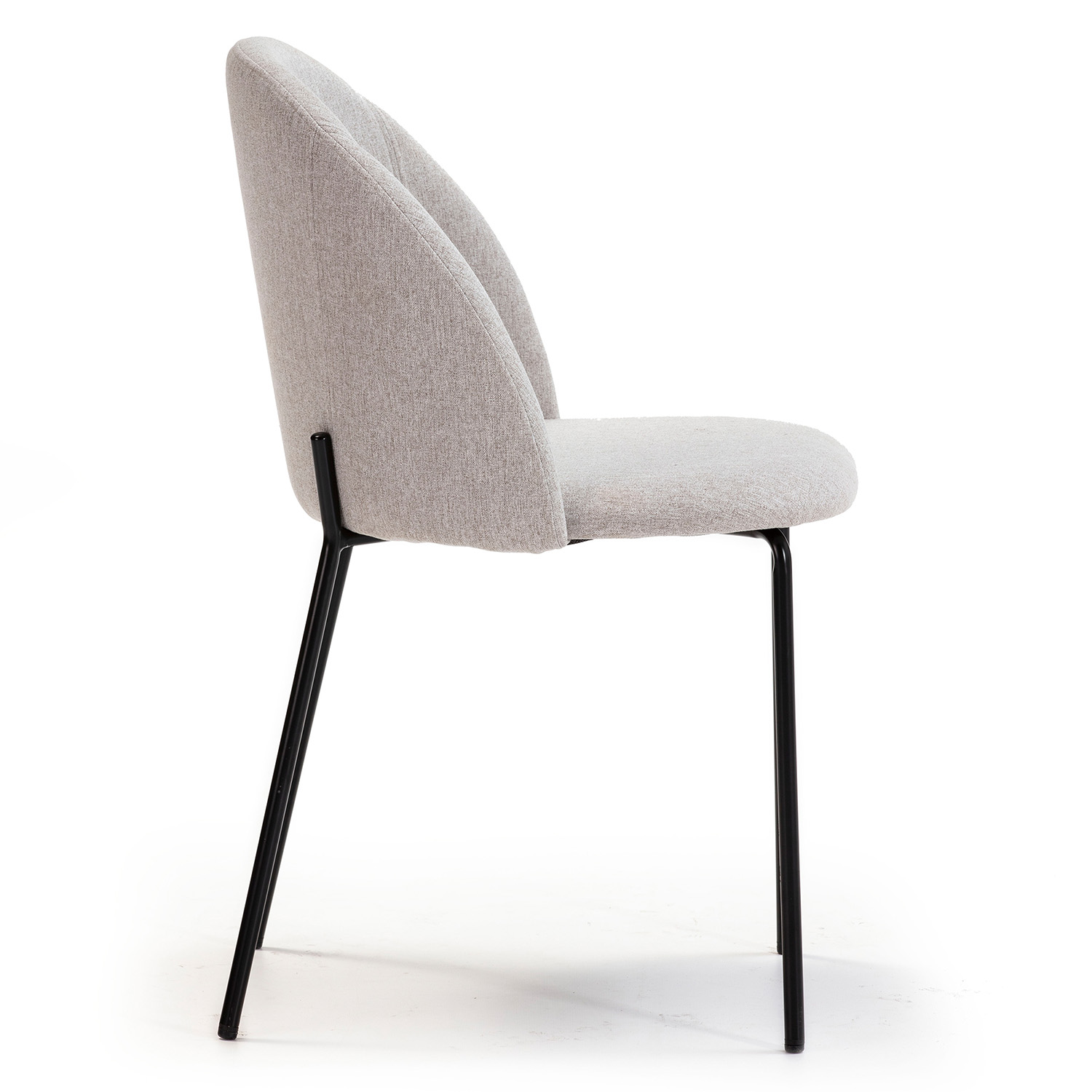 Una silla de tela clara con patas delgadas de metal negro, vista de lado.