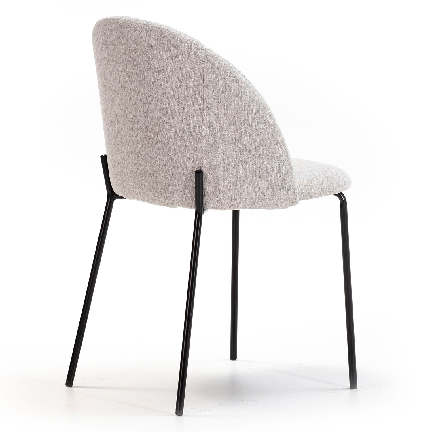 Silla tapizada gris claro con patas de metal negro, vista desde atrás.