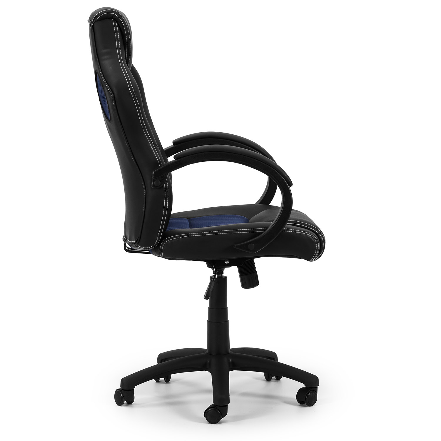 Una silla gamer negra con costuras blancas y detalles azules sobre fondo blanco.