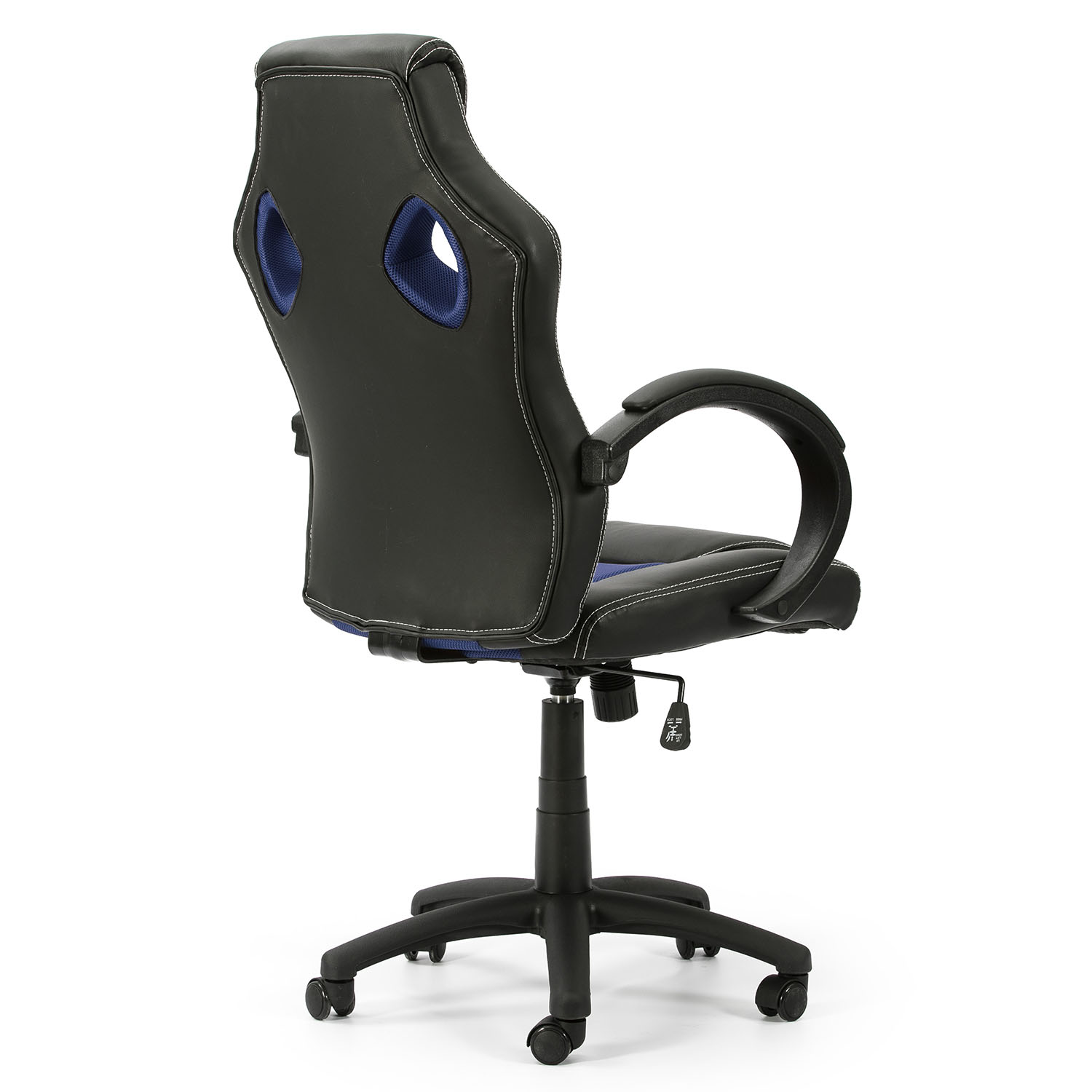 Silla gamer negra con detalles azules y costuras blancas sobre fondo blanco.