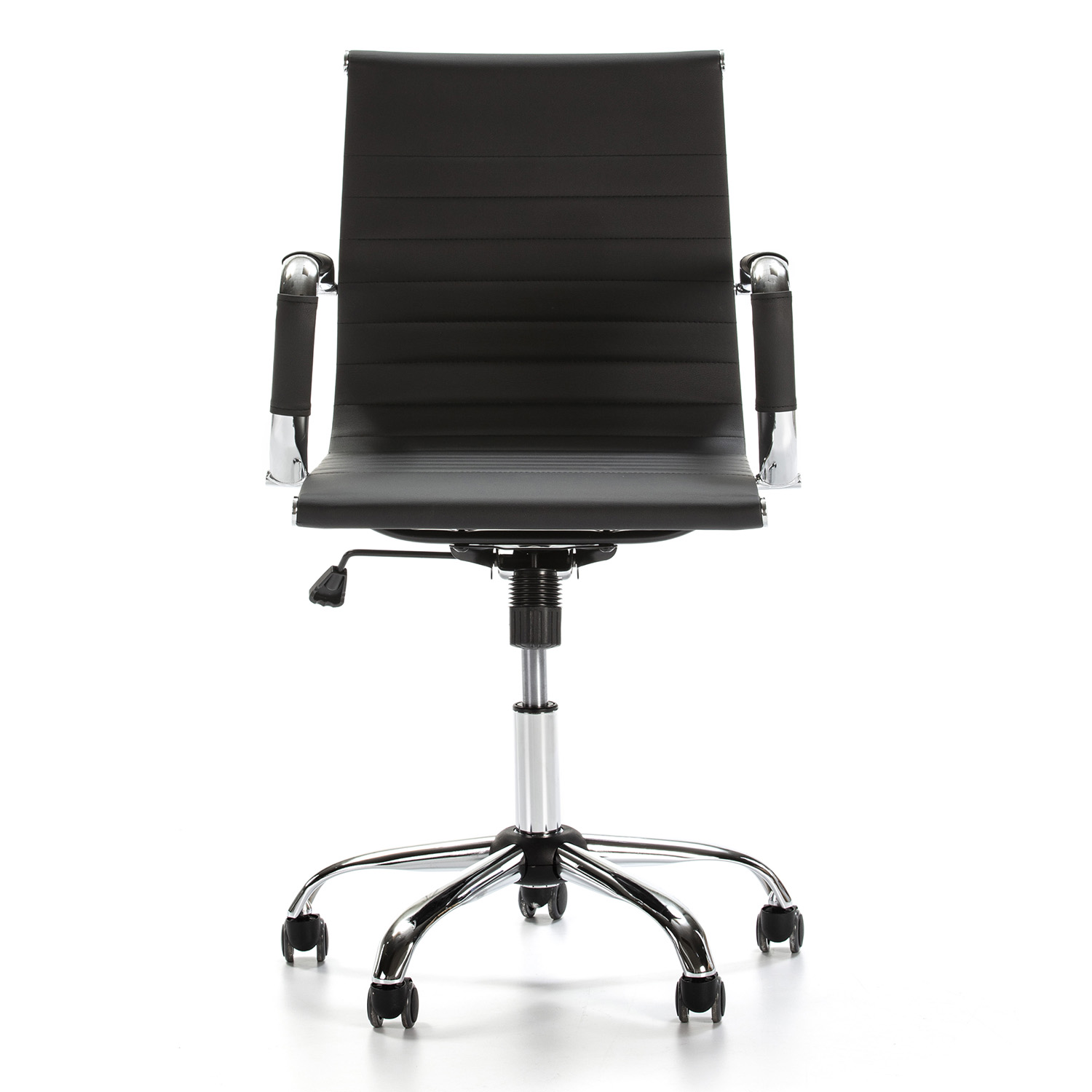 Silla de oficina negra con detalles cromados y ruedas sobre fondo blanco.