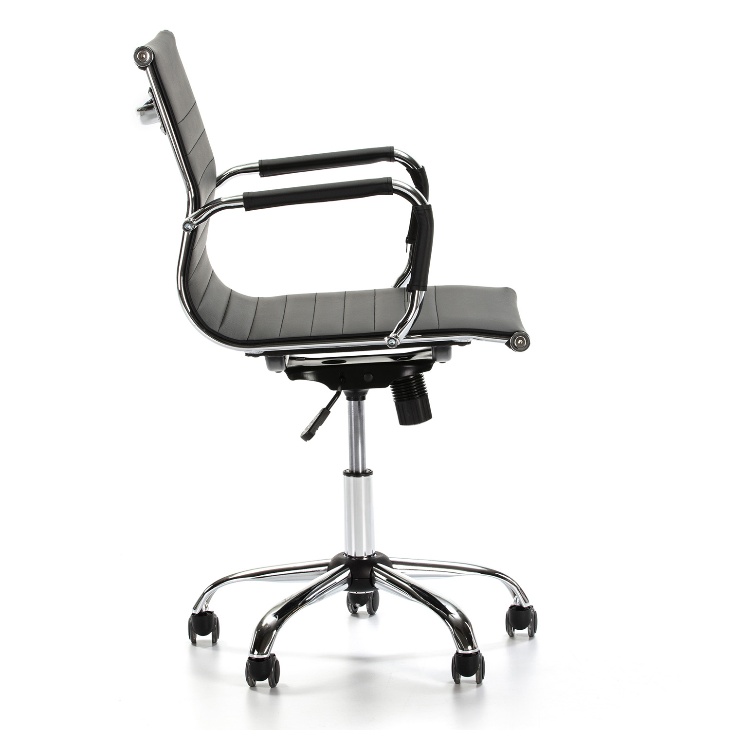 Silla de oficina negra con detalles cromados y ruedas sobre fondo blanco.