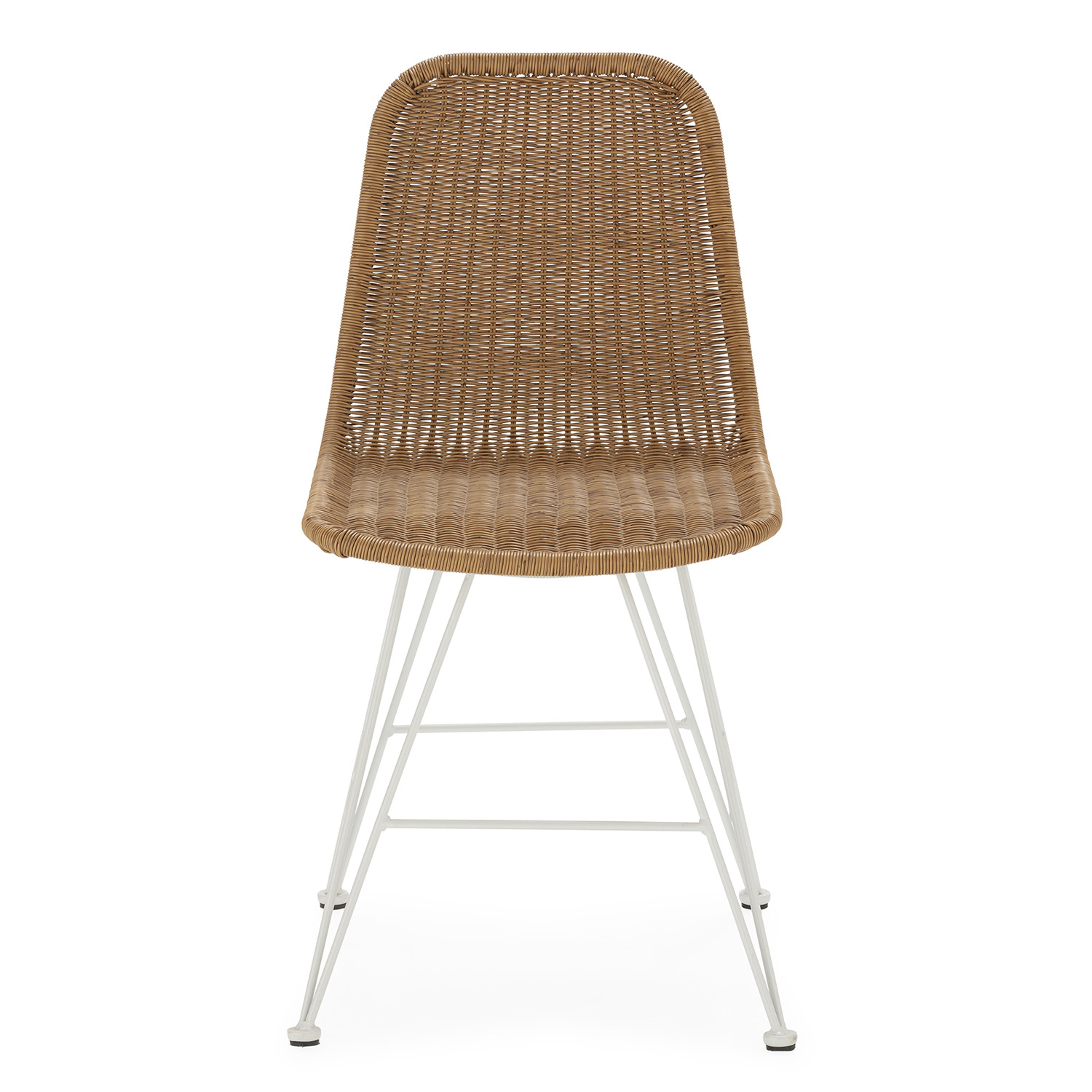 Silla de ratán marrón con patas de metal blanco sobre fondo blanco.