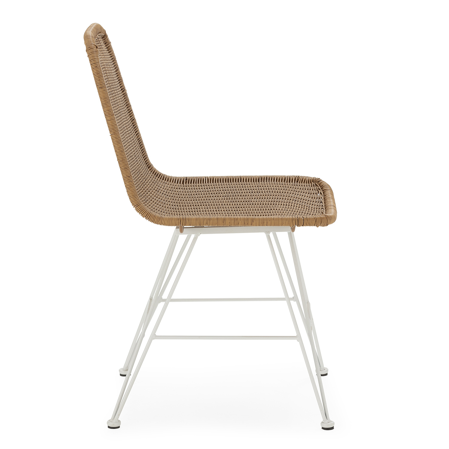 Silla de mimbre con estructura de metal blanco, vista de lado.