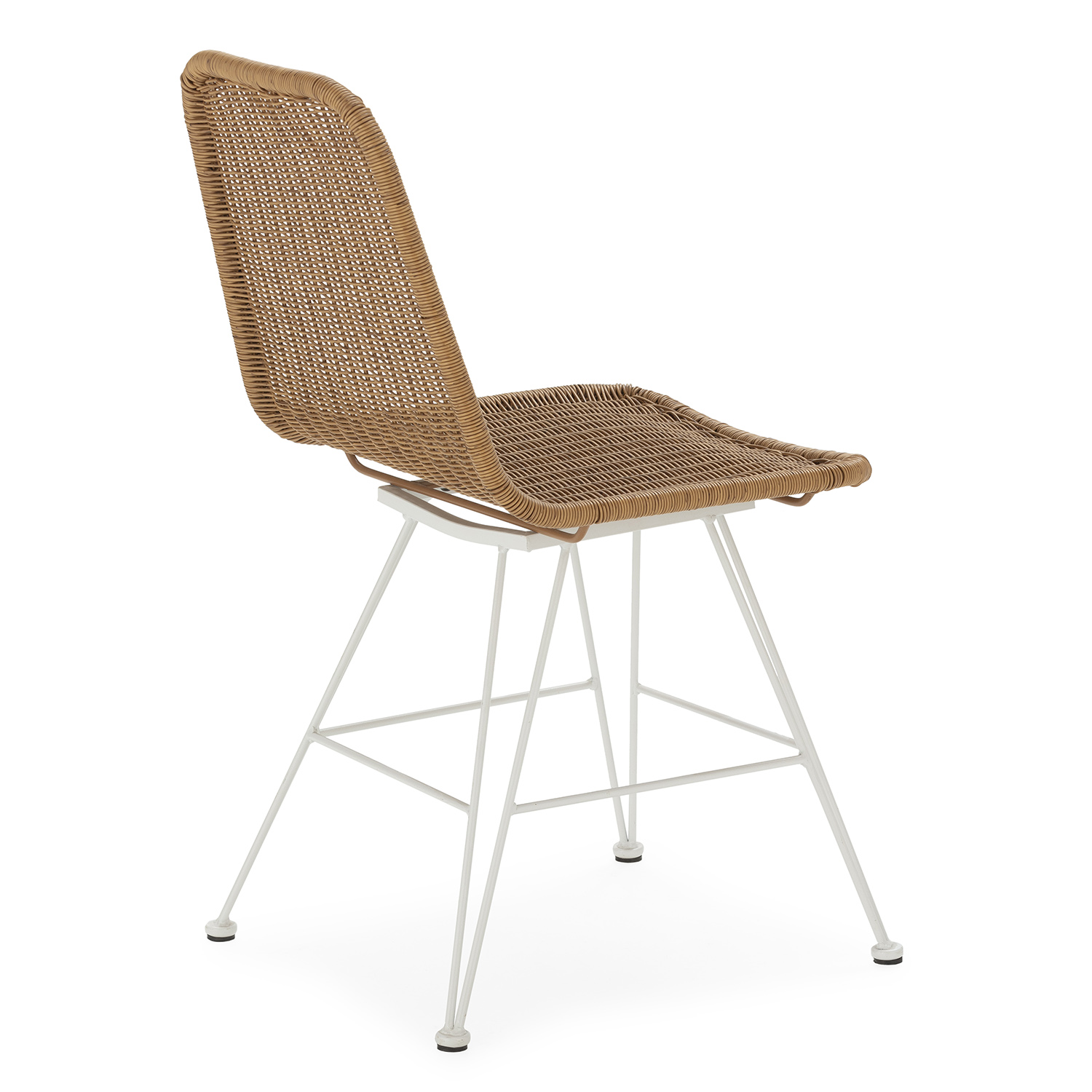 Una silla tejida marrón con base de metal blanca.