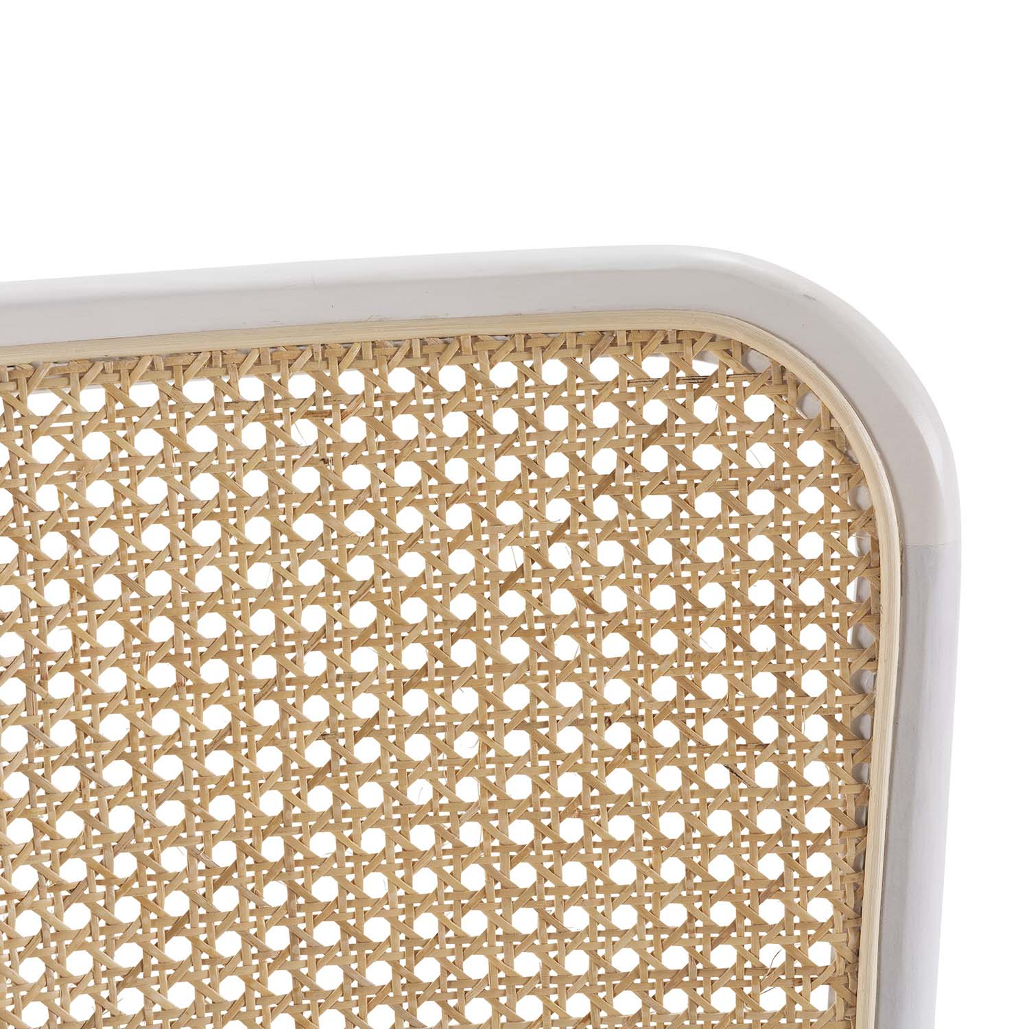 Primer plano de asiento de silla de caña con marco blanco.