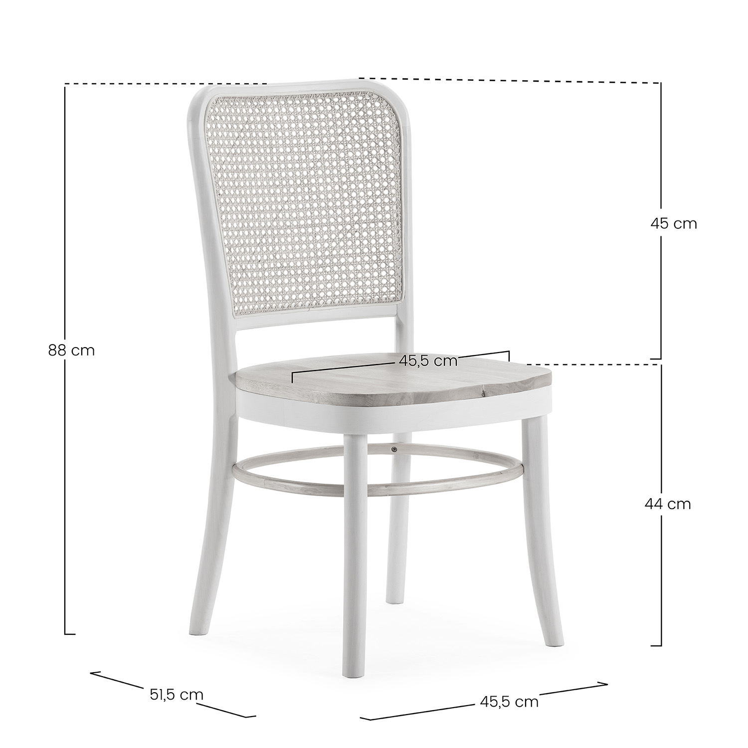 Una silla blanca con respaldo y asiento de ratán, se muestran las dimensiones.