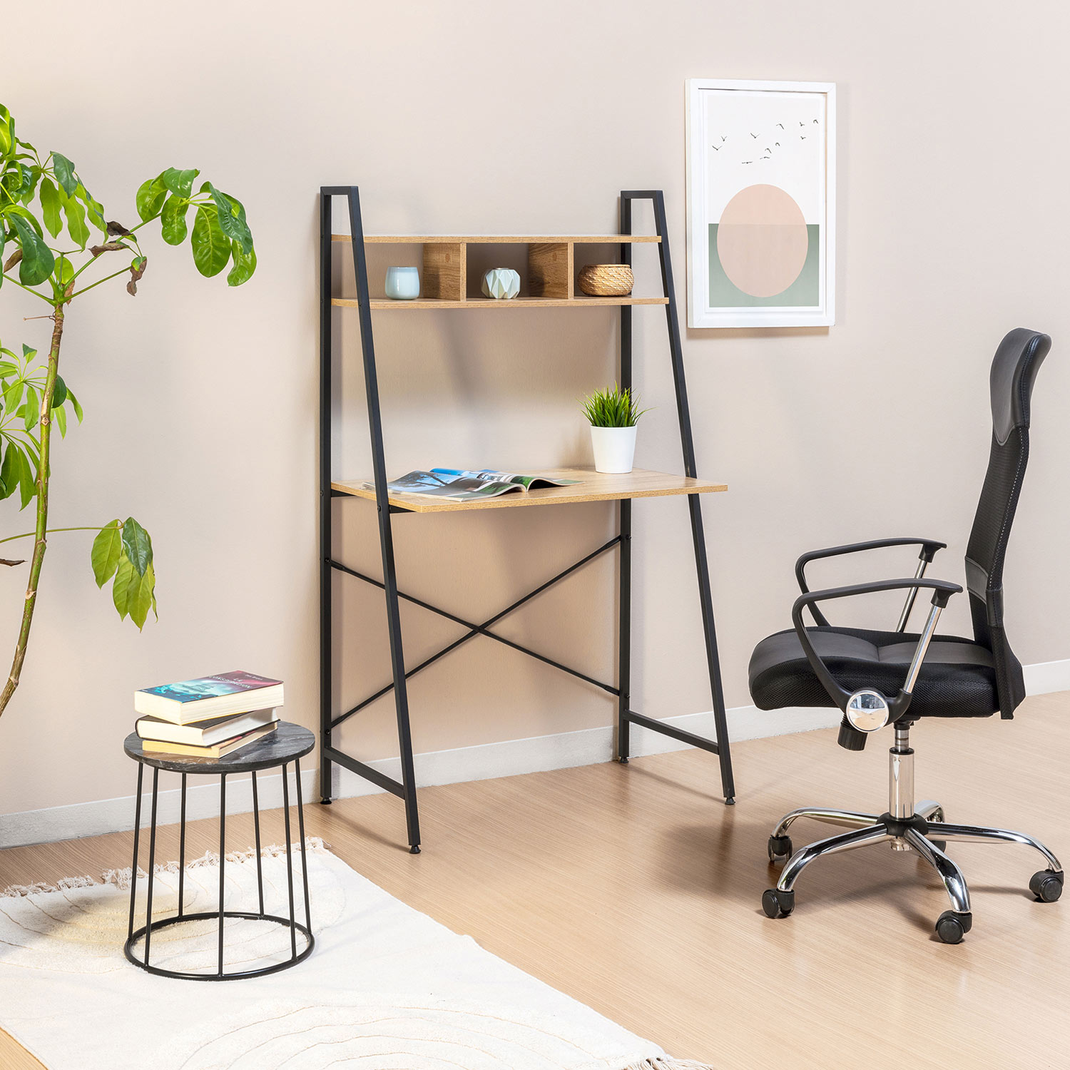Un escritorio de escalera con silla de oficina negra, mesa auxiliar y planta.