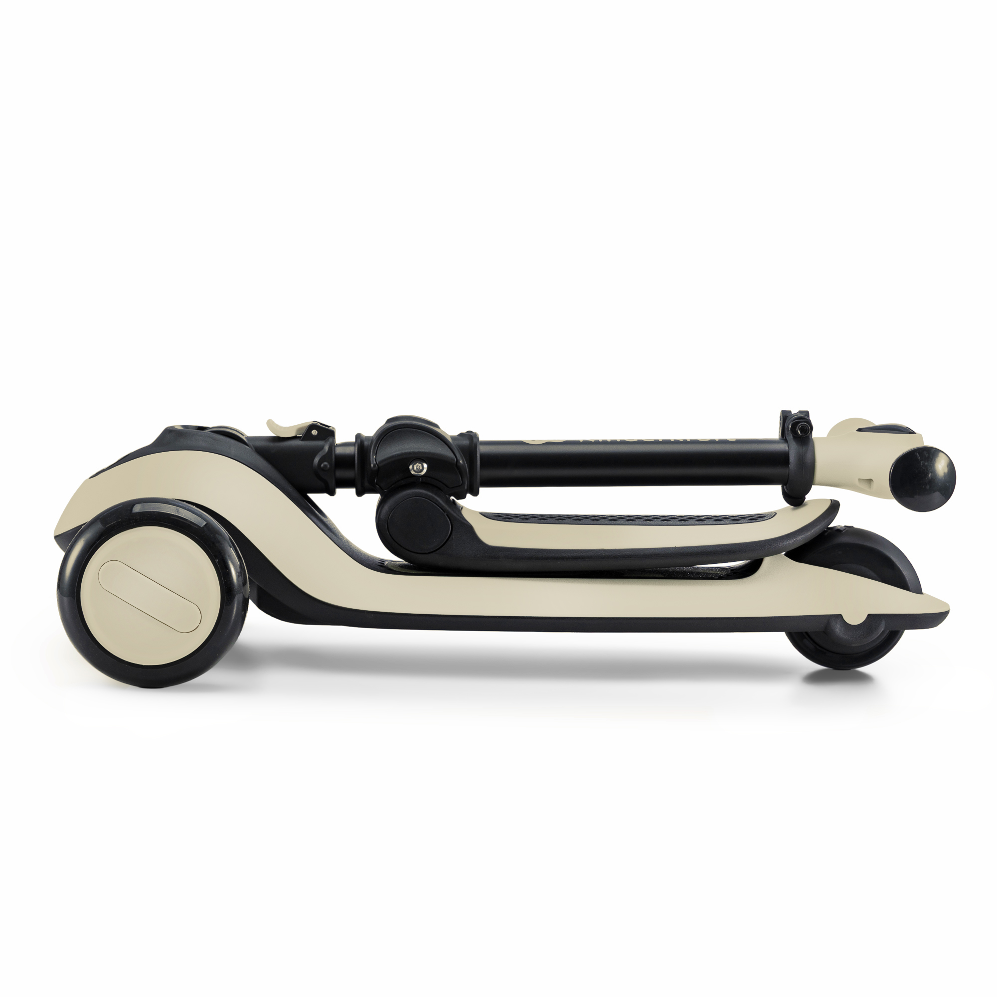 Ein zusammengeklappter, cremefarbener und schwarzer Roller mit drei Rädern auf weißem Hintergrund.