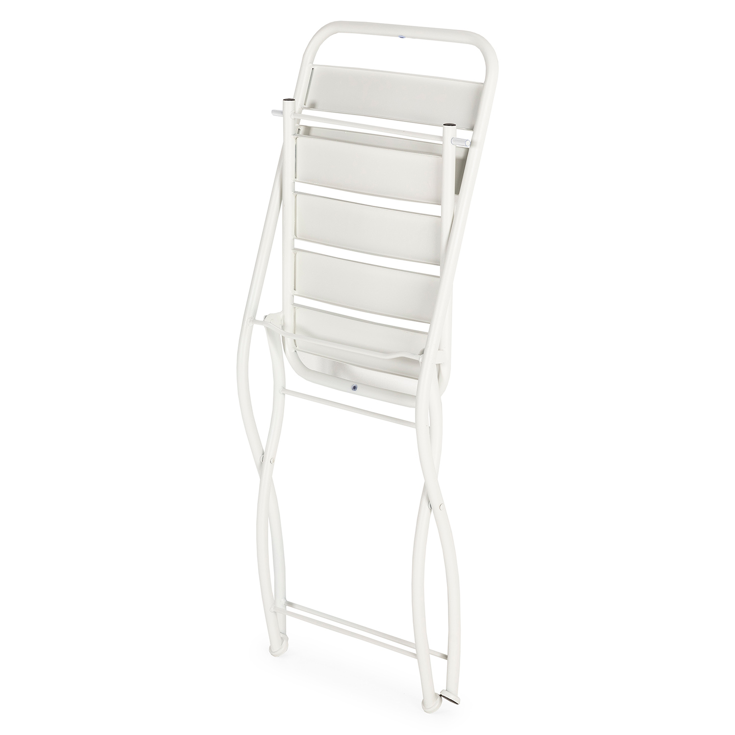 Una silla blanca plegada con estructura de metal y listones horizontales.