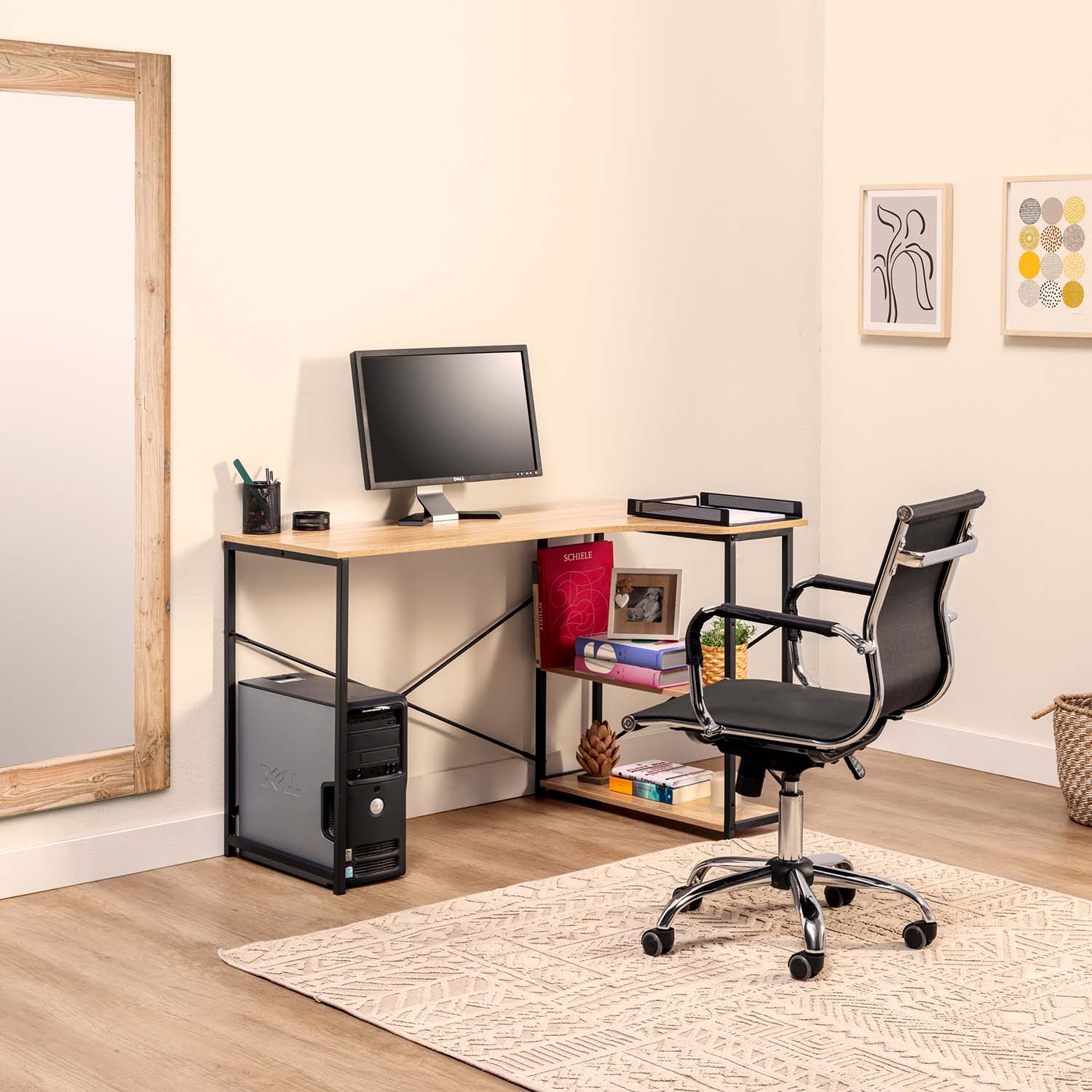 Una oficina en casa con escritorio, computadora, silla y espejo grande.
