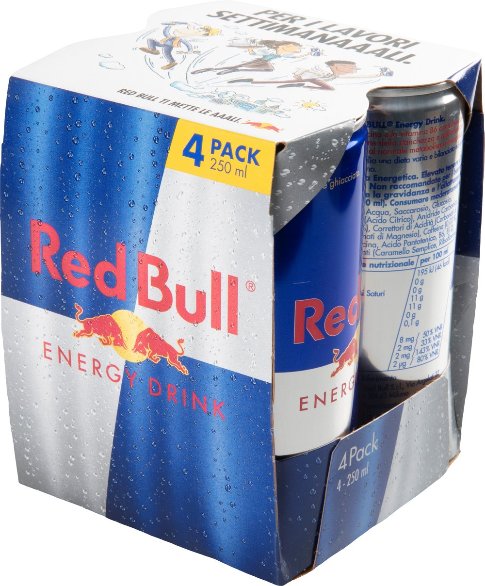 Confezione da quattro lattine di Red Bull con gocce d'acqua, su bianco.