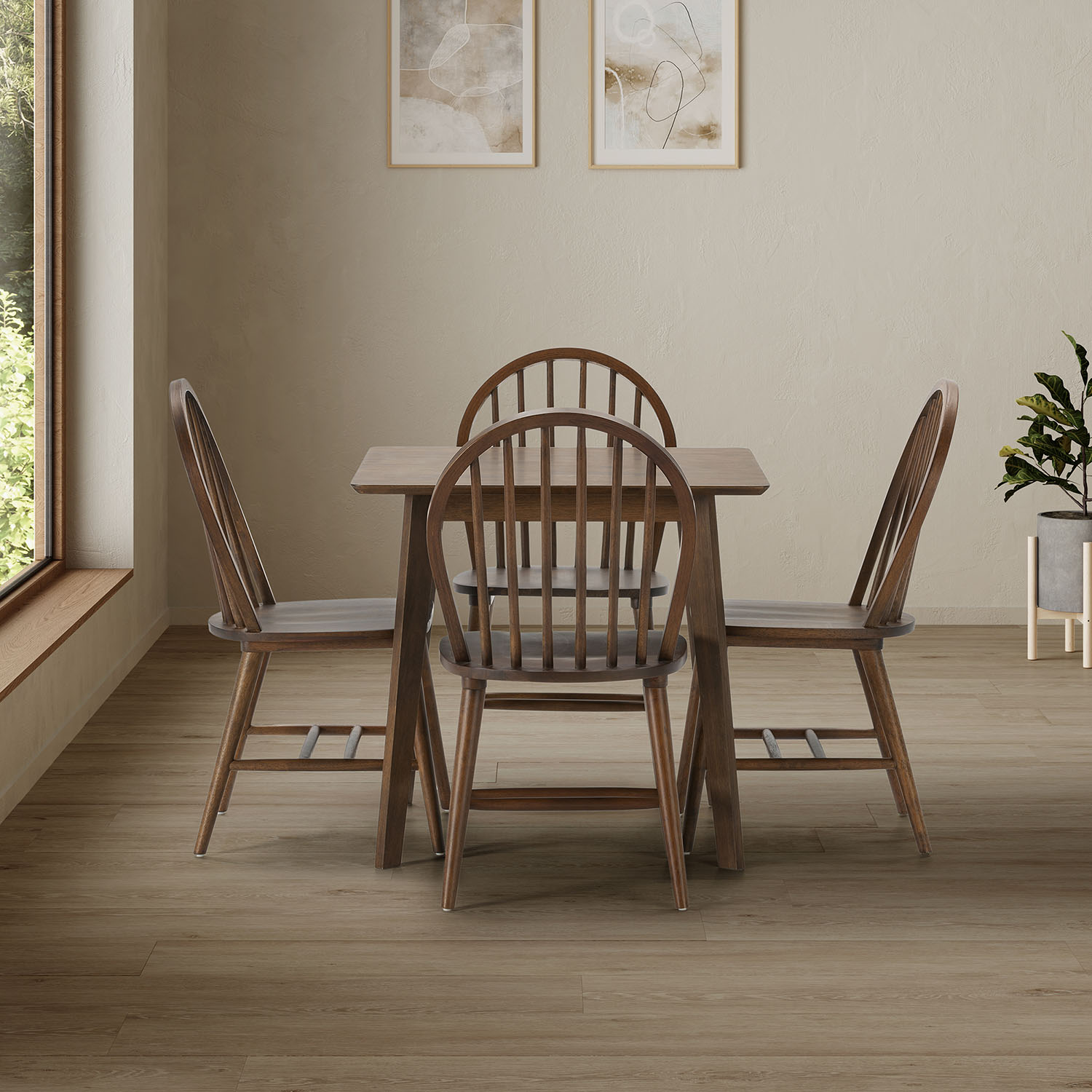Una mesa de madera con cuatro sillas de madera en una habitación luminosa.