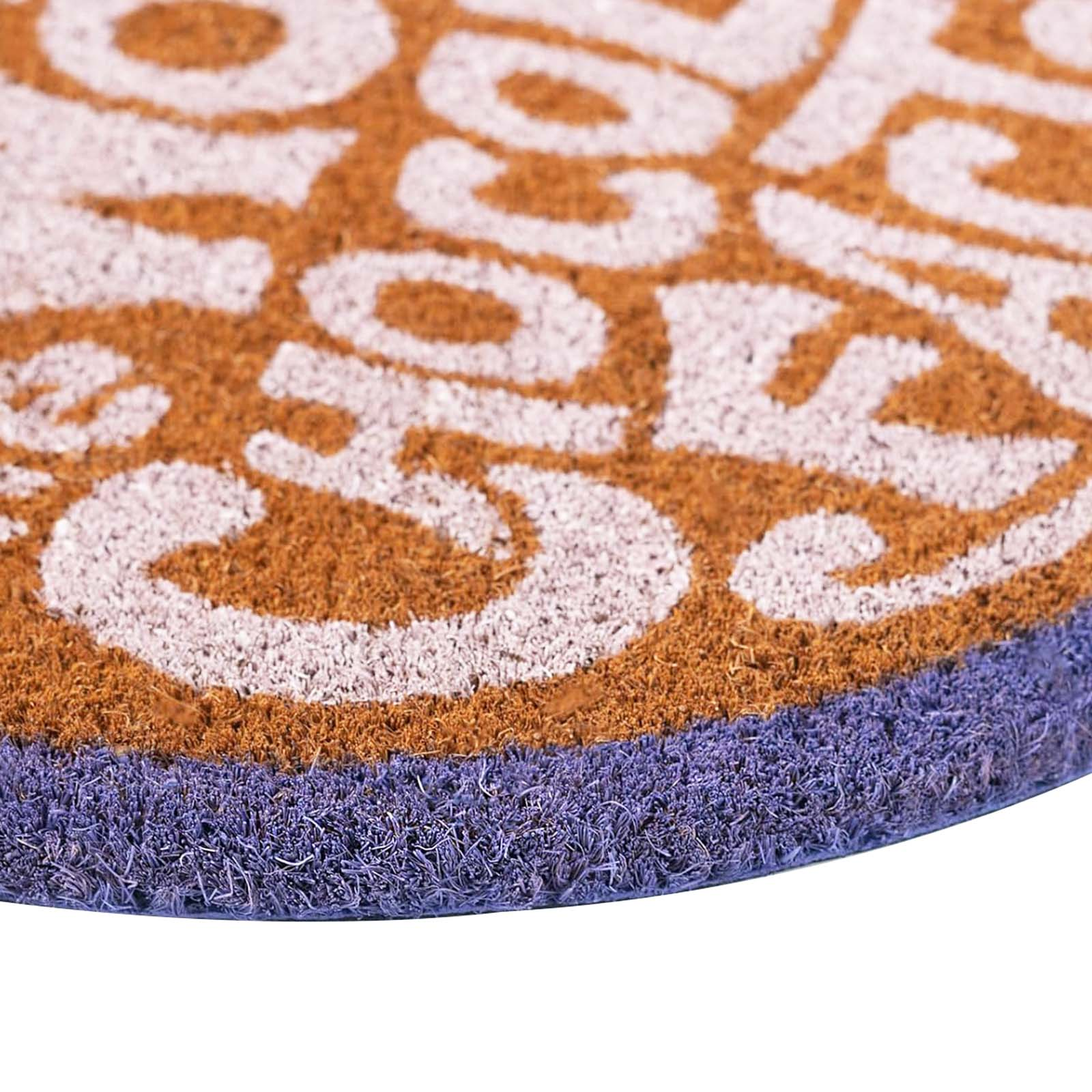 Tappetino in cocco marrone con lettere bianche e bordo viola.