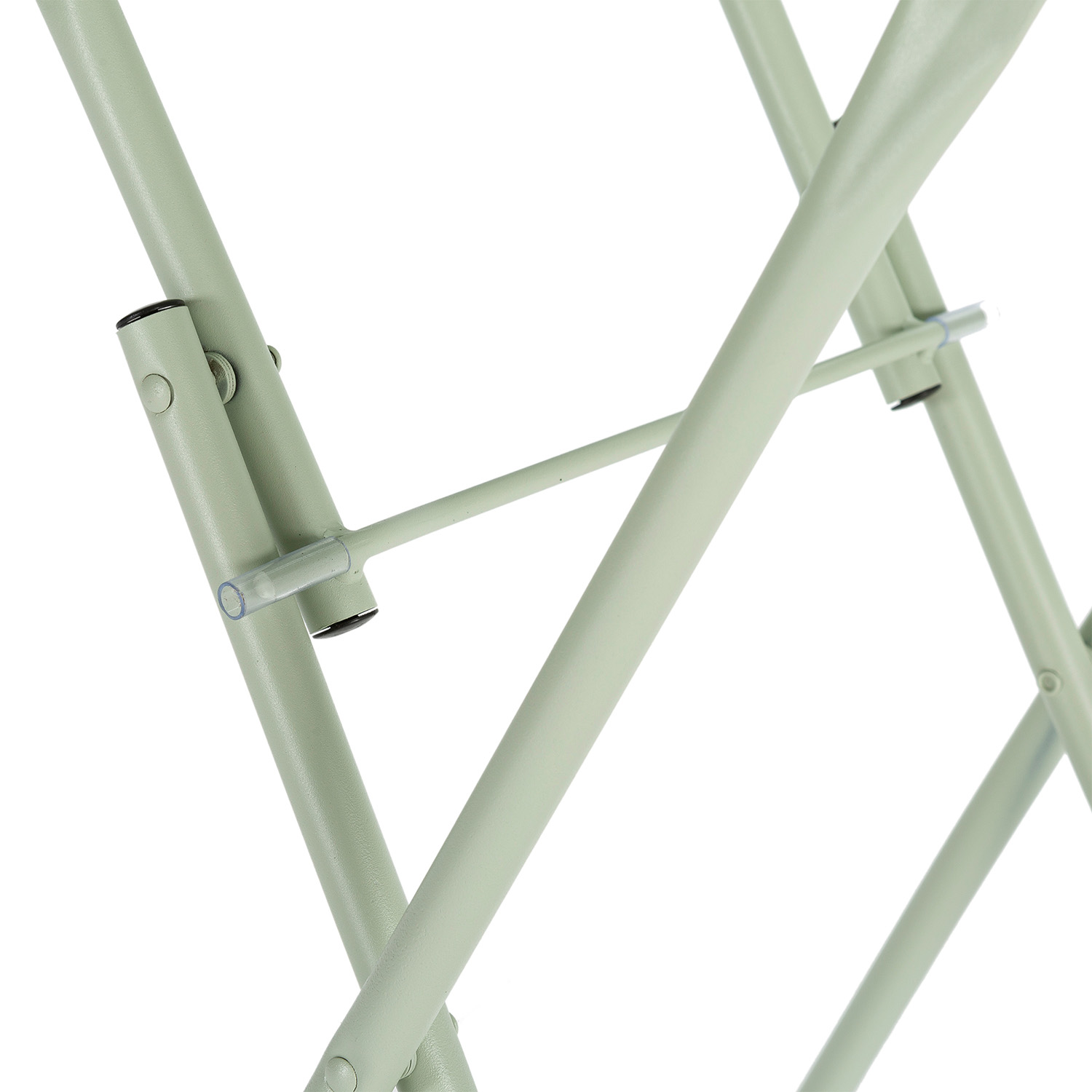 Primer plano de patas metálicas verde claro de silla plegable con conectores transparentes.
