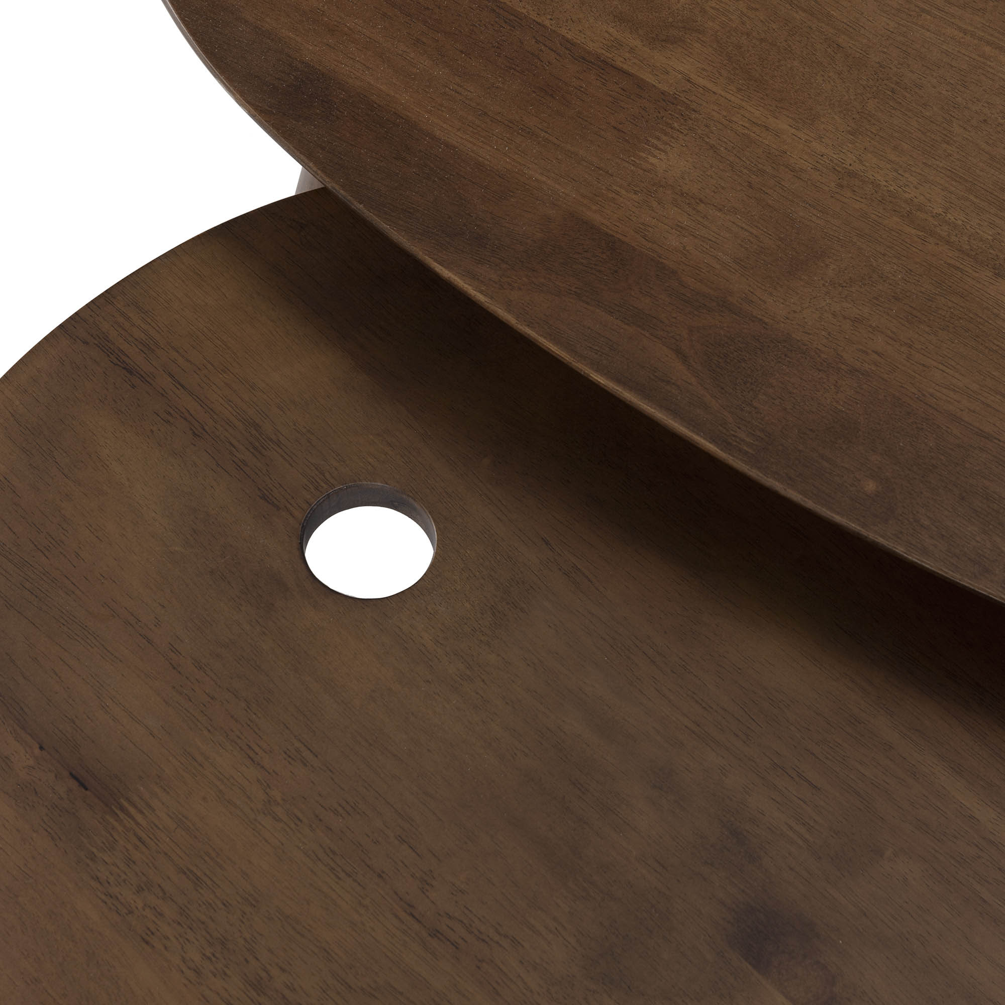 Dos mesas de madera marrones con un agujero en la mesa delantera.