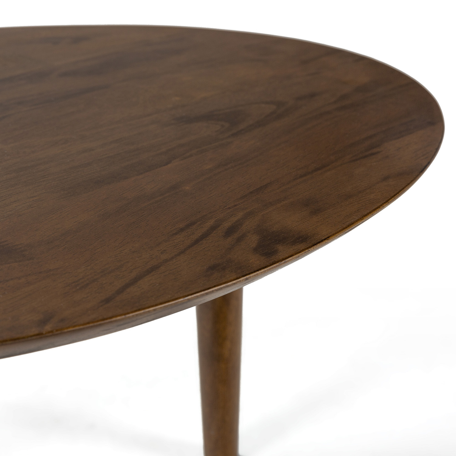 Una mesa redonda de madera marrón oscuro con tres patas, primer plano.