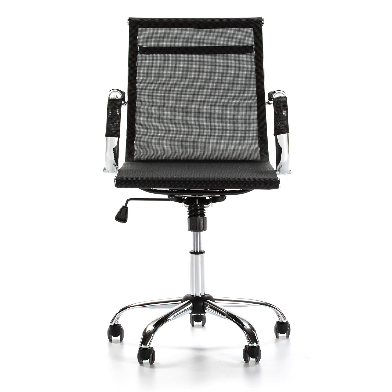 Silla de oficina negra con respaldo de malla y base cromada con ruedas.