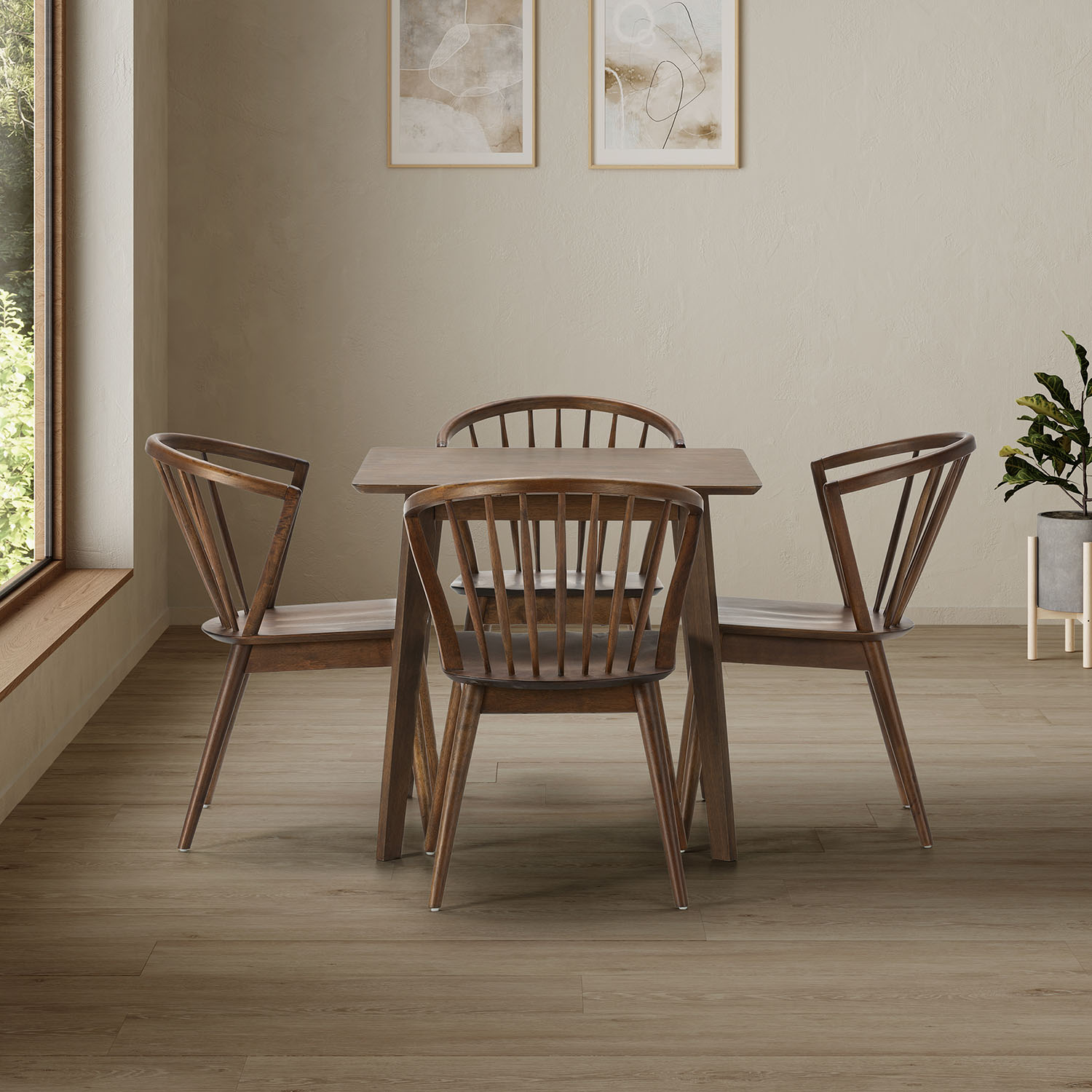 Un juego de comedor de madera con cuatro sillas en una habitación luminosa con ventanas y arte.