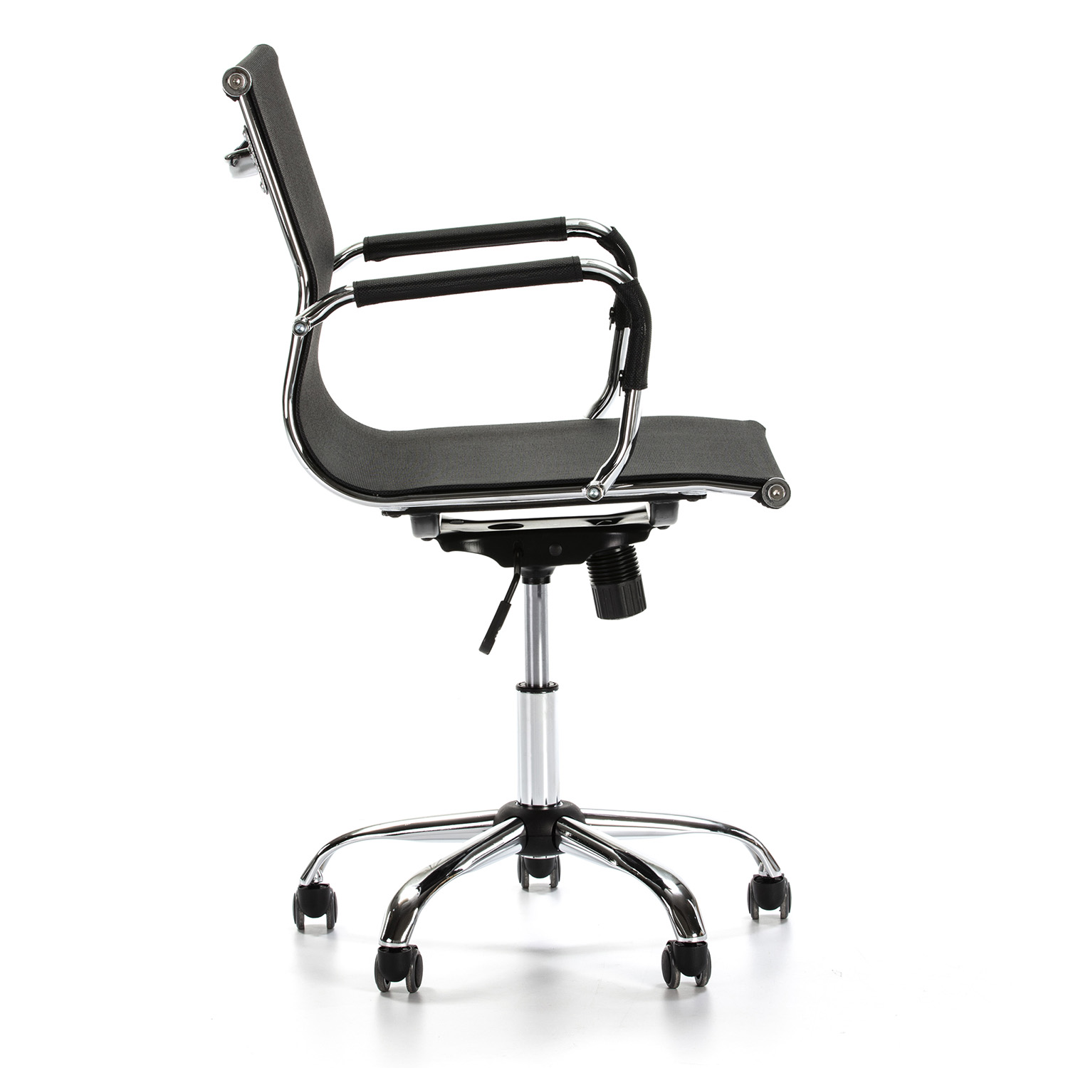 Una silla de oficina gris con base cromada y ruedas, vista de lado.