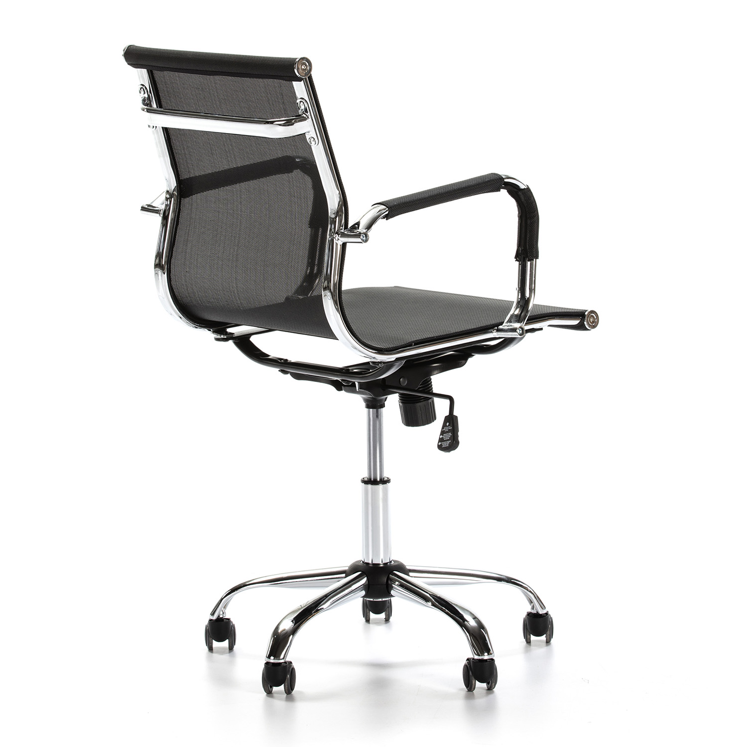 Una silla de oficina de malla negra con detalles cromados y cinco ruedas sobre fondo blanco.