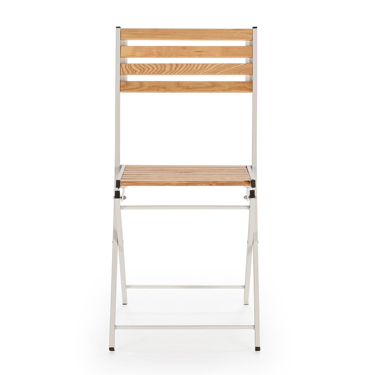 Una silla plegable de madera con marco metálico, vista de frente.