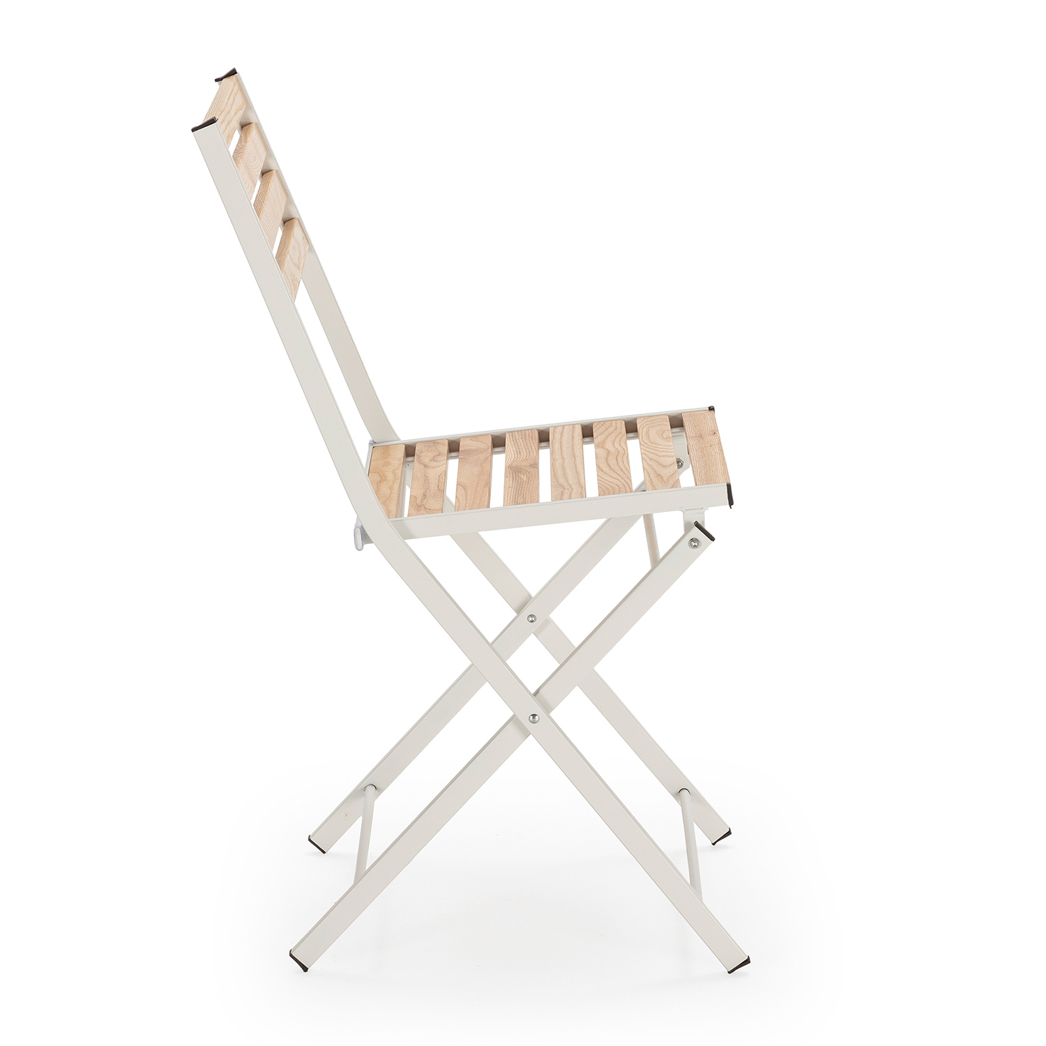 Una silla plegable ligera con marco de metal beige y listones de madera.