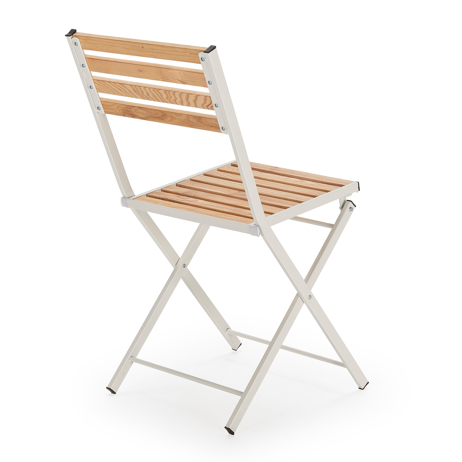Una silla plegable de metal blanco con listones de madera para asiento y respaldo.