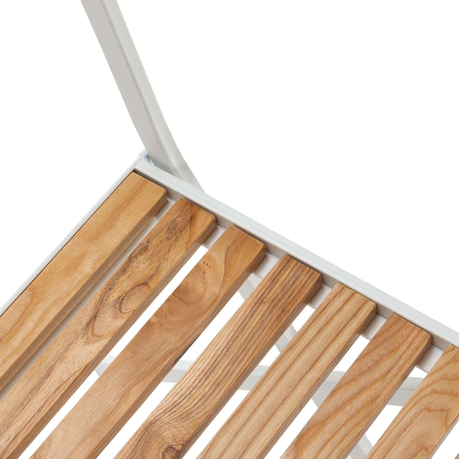 Primer plano de listones de madera con marco blanco, sobre fondo blanco.