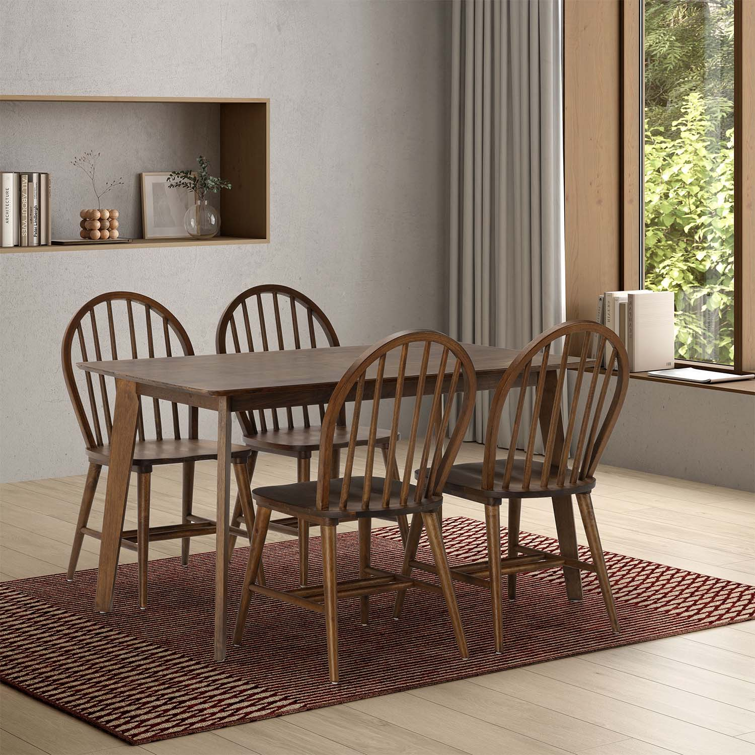 Un juego de comedor de madera con cuatro sillas sobre una alfombra roja y blanca.
