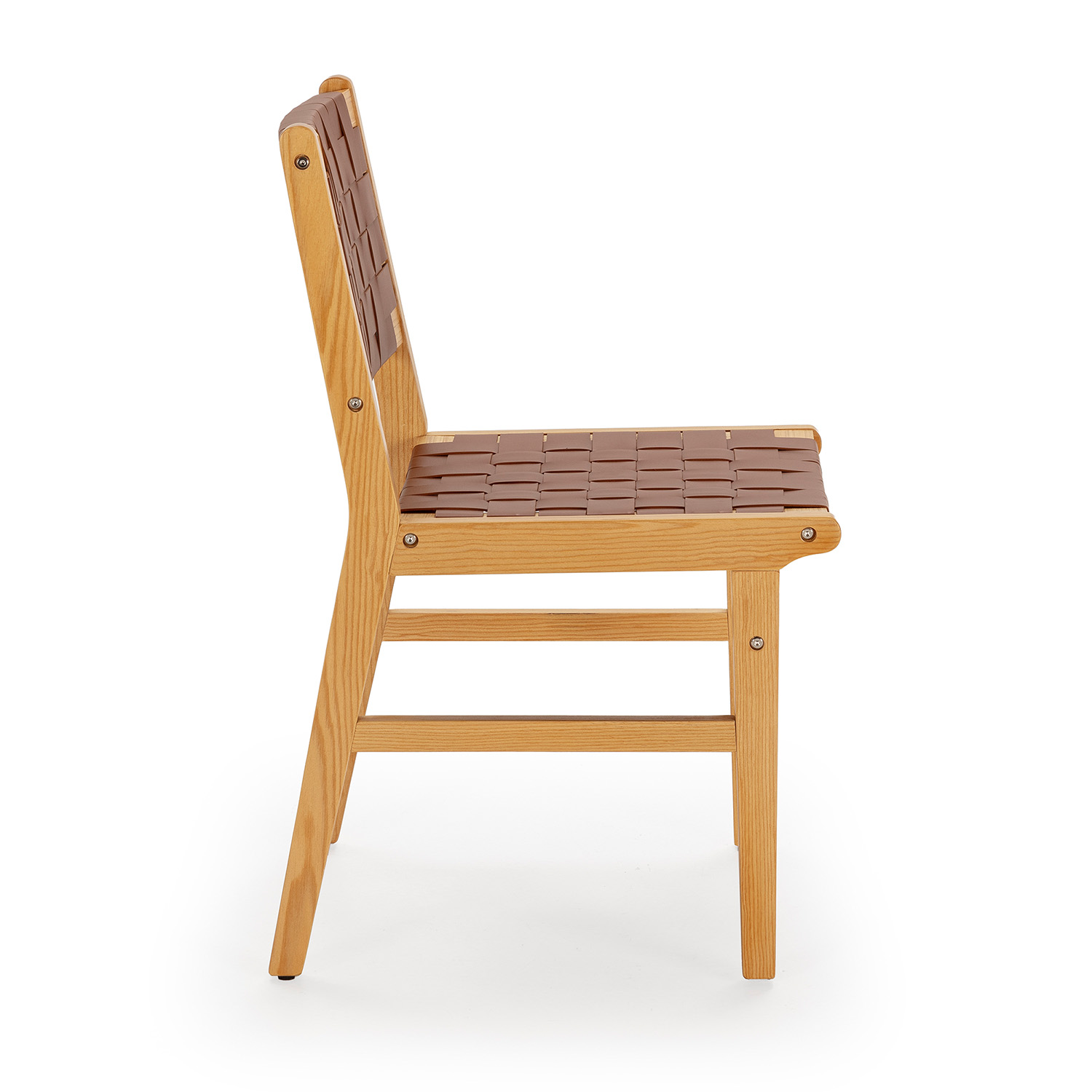 Una silla de madera con asiento y respaldo de cuero tejido marrón.