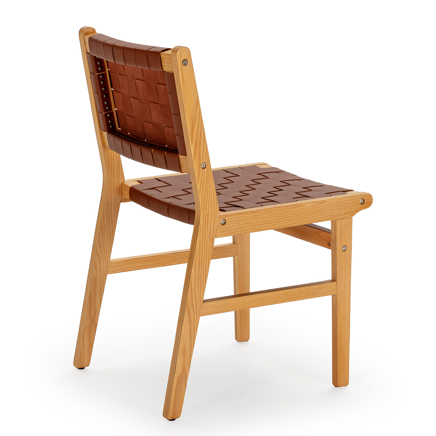 Una silla de madera con asiento y respaldo de cuero tejido marrón.