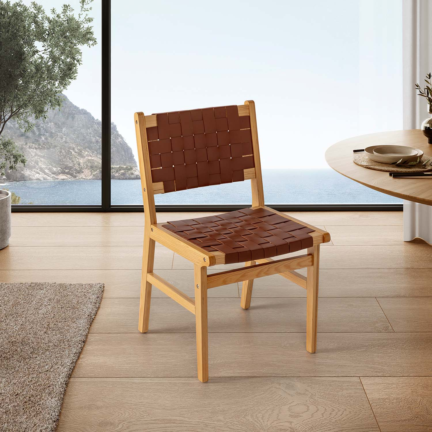 Silla de madera con asiento y respaldo de cuero tejido marrón, sobre suelo de madera.