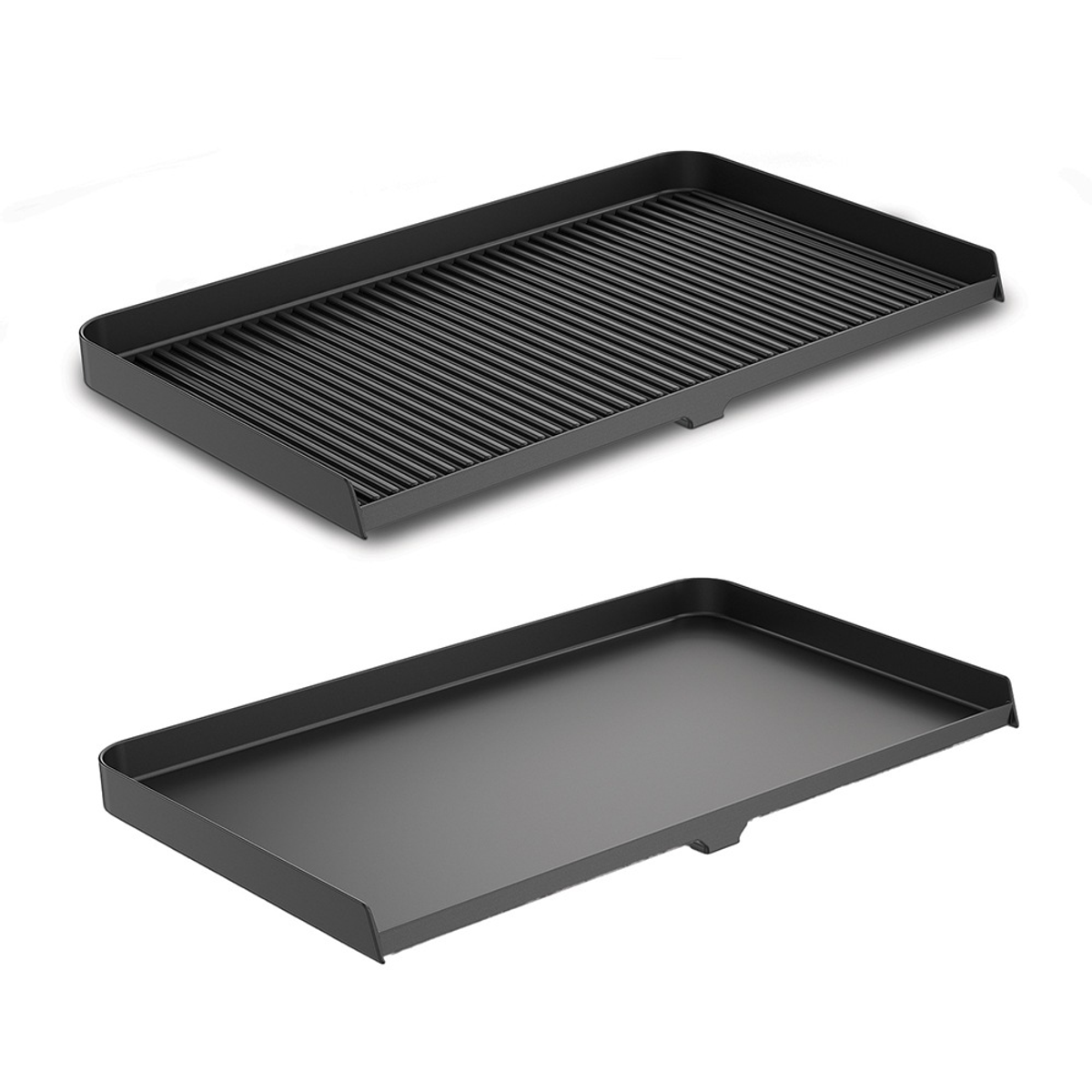 Dos planchas de parrilla negras una al lado de la otra, una acanalada, una lisa.