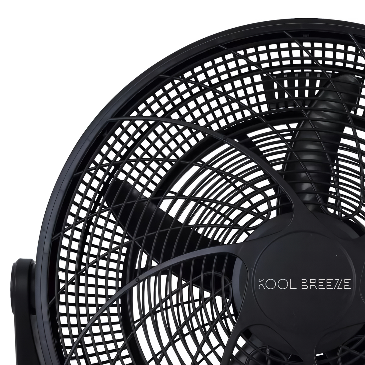 Primer plano de un ventilador negro, mostrando su rejilla y el nombre de la marca KOOL BREEZE.