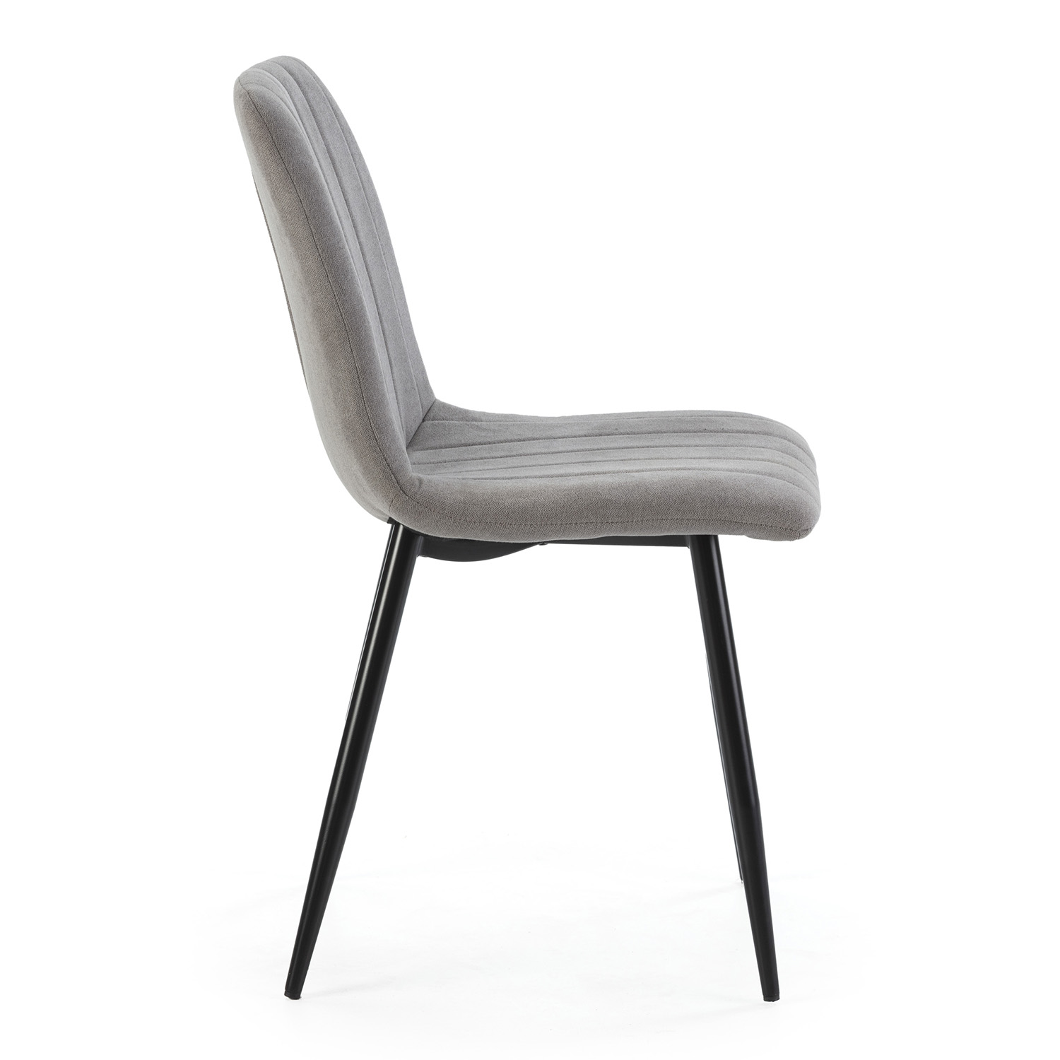 Silla gris con detalles acanalados y patas negras sobre fondo blanco.