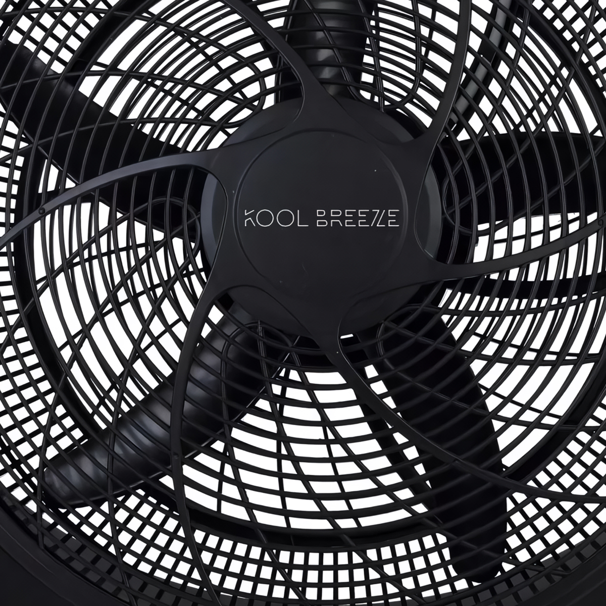 Un ventilador negro con aspas y rejilla. Se ve el nombre de la marca.