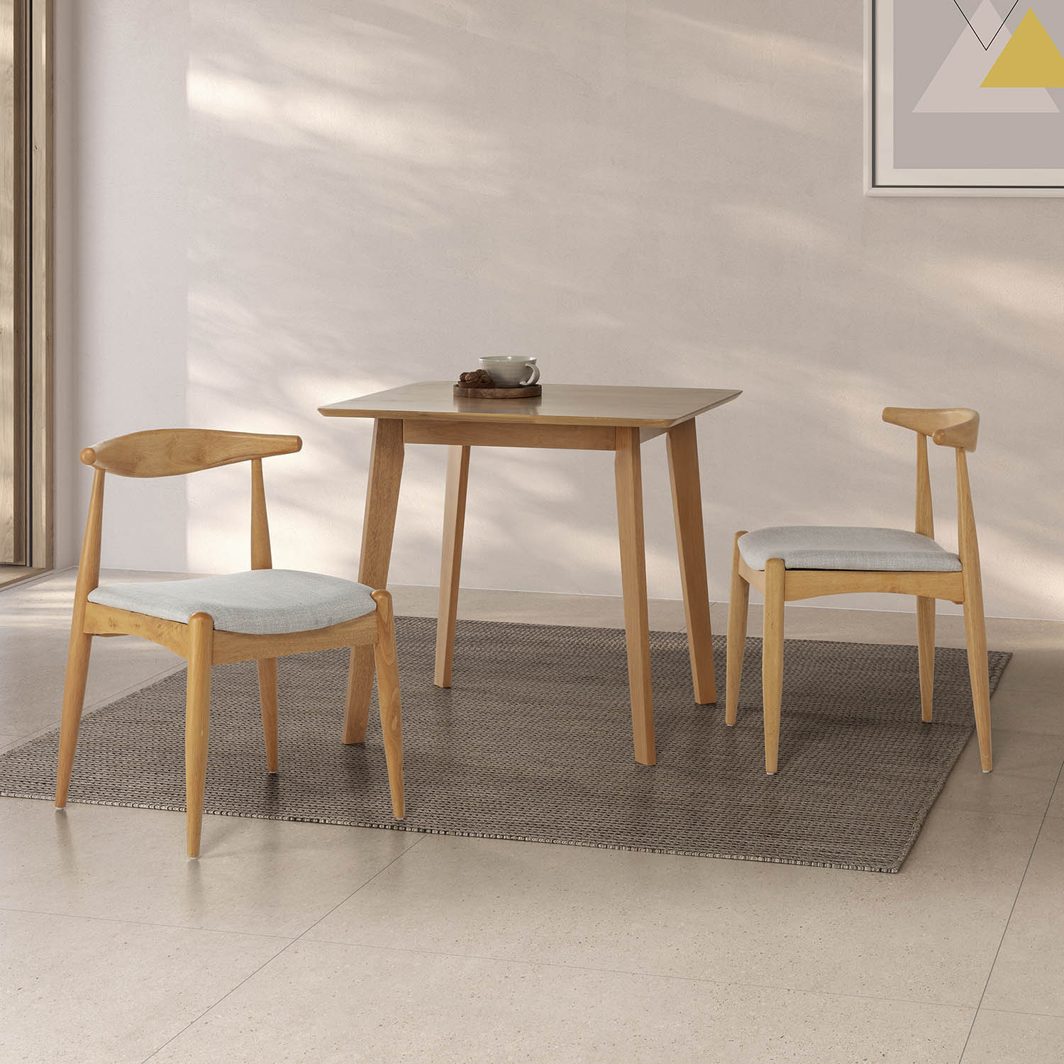 Una mesa de madera con dos sillas y una taza de café.