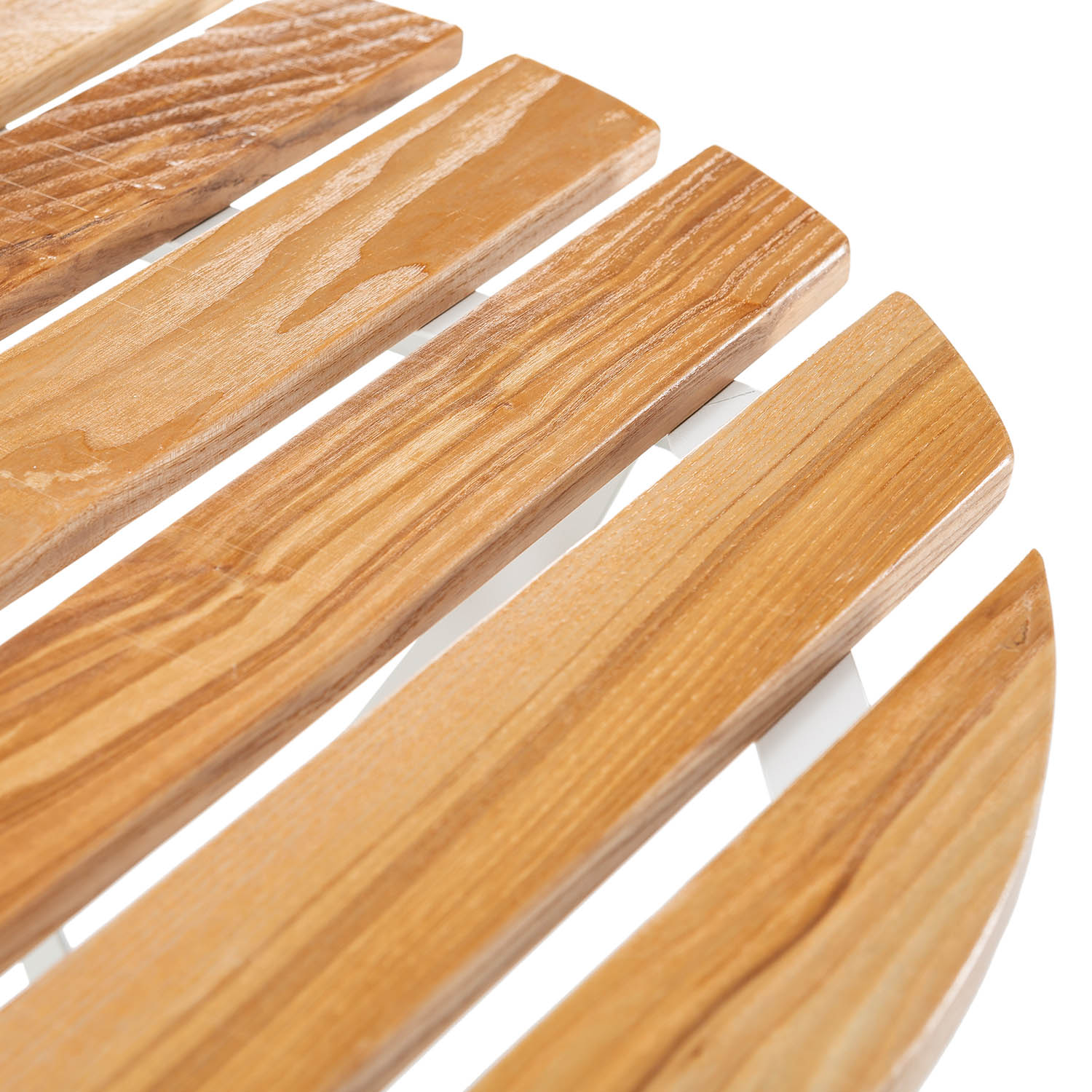 Primer plano de lamas de madera natural formando una superficie curva sobre fondo blanco.
