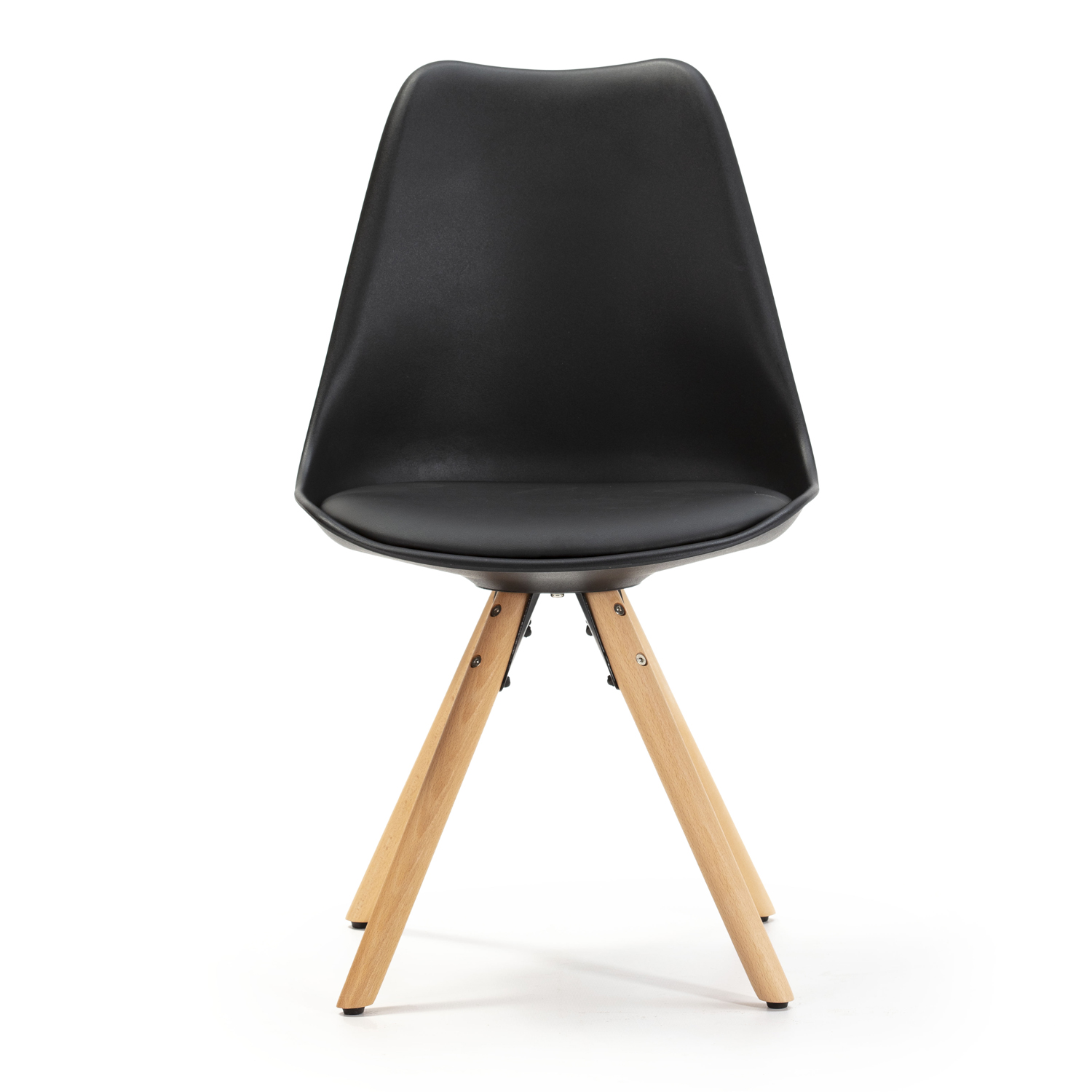 Silla negra con patas de madera sobre fondo blanco.