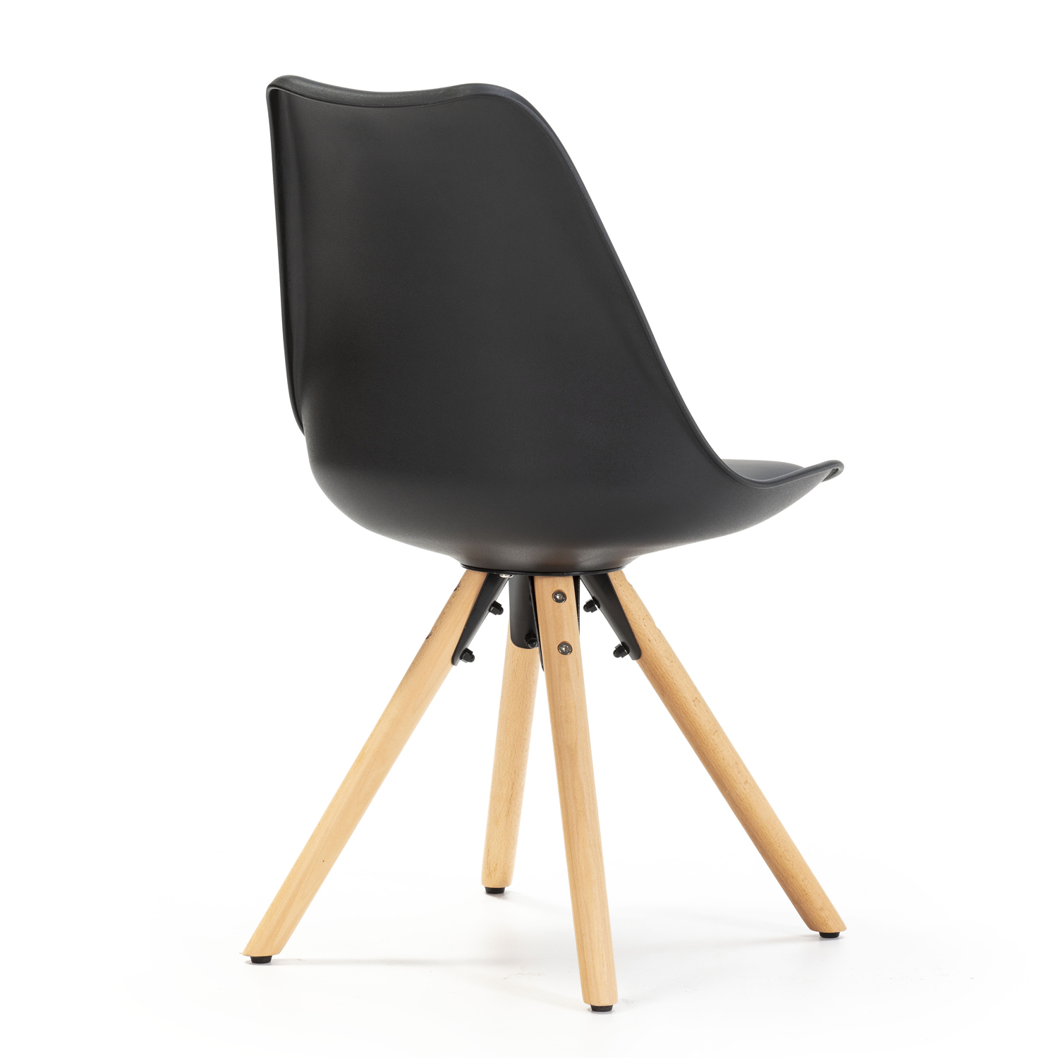 Silla negra con patas de madera sobre fondo blanco.