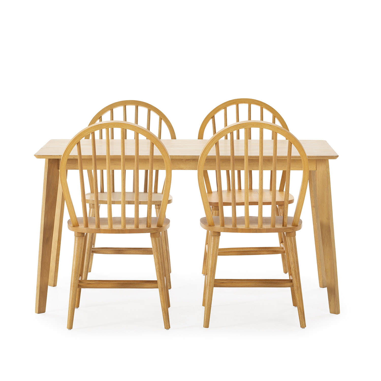 Una mesa de comedor de madera clara con cuatro sillas a juego sobre fondo blanco.