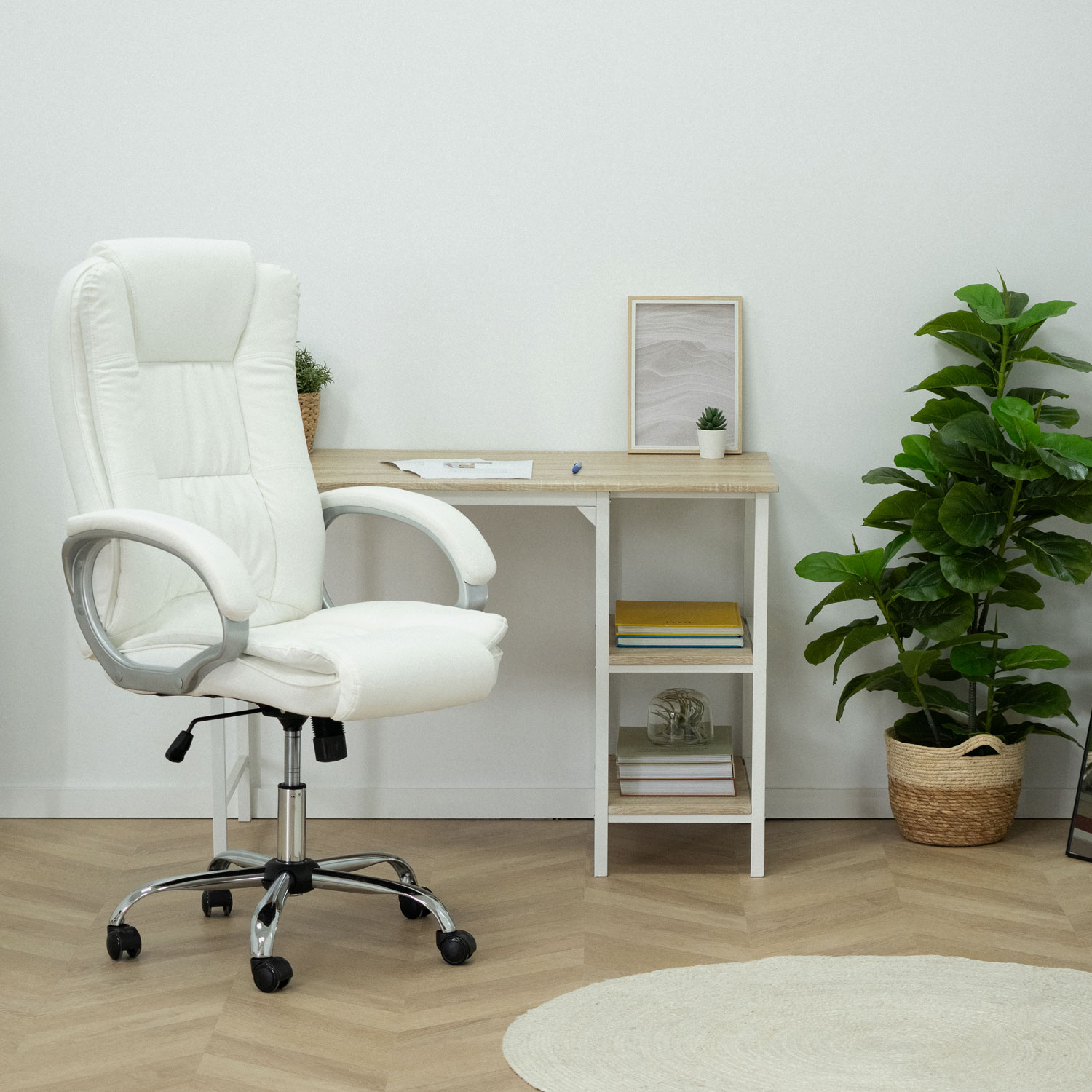 Silla de oficina blanca en un escritorio con libros, planta y arte enmarcado sobre suelo de madera.