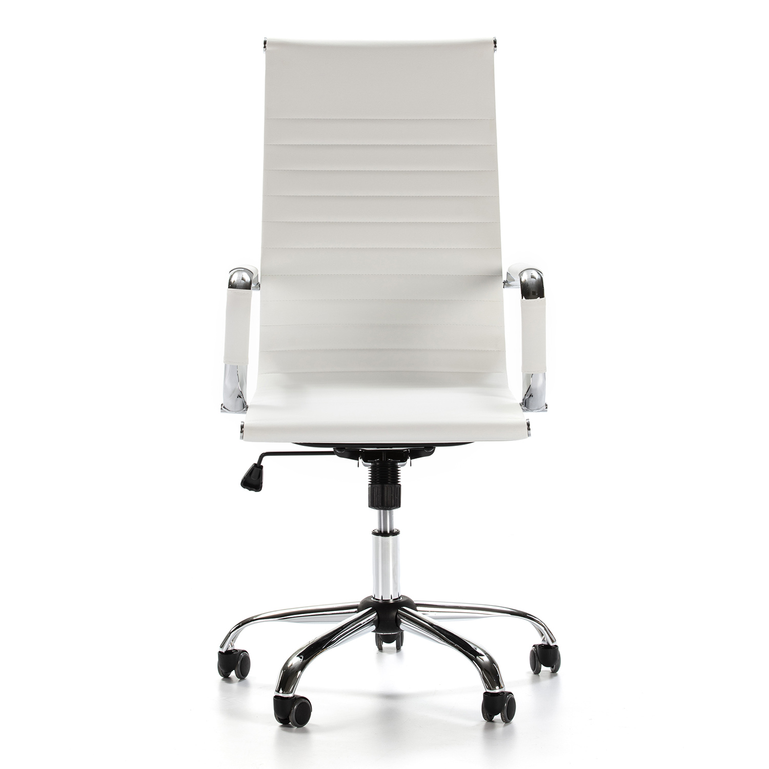 Una silla de oficina blanca con detalles cromados y ruedas.