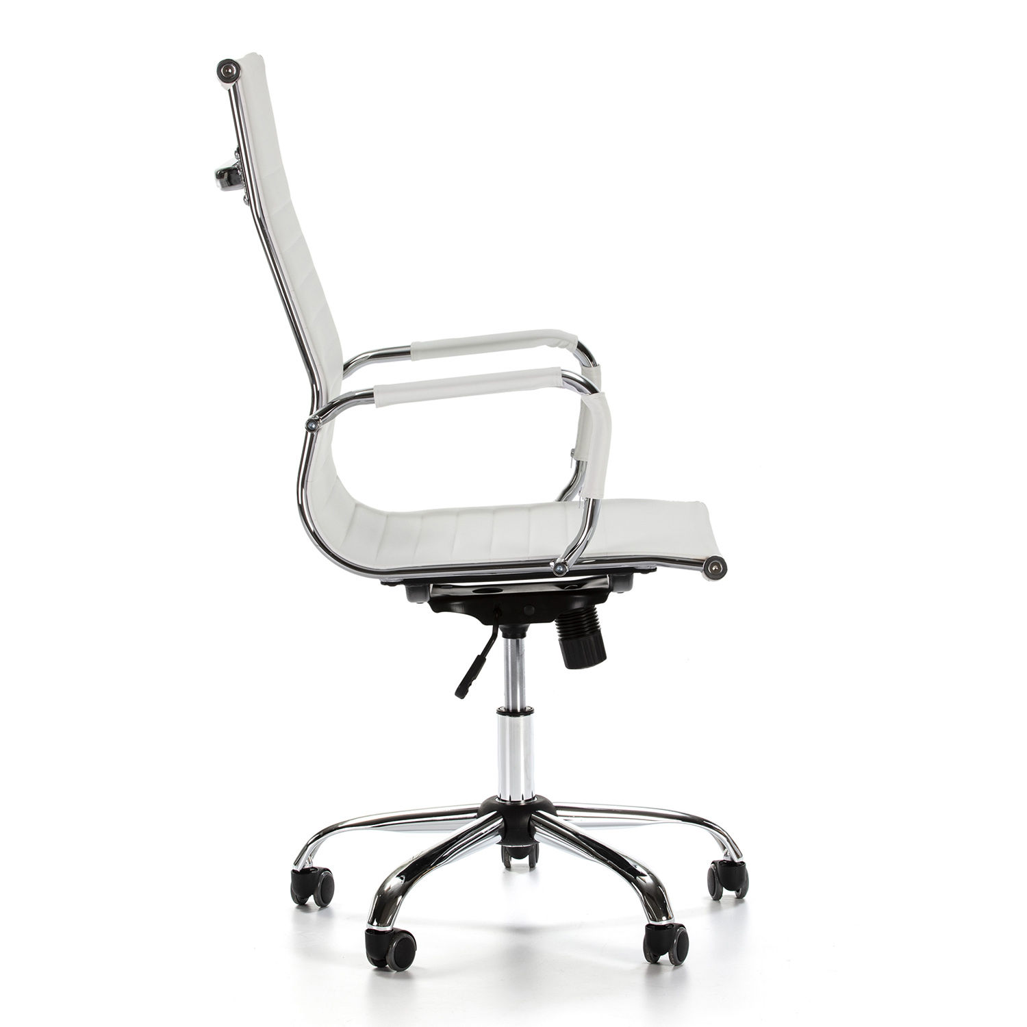 Una silla de oficina blanca con detalles cromados y ruedas.