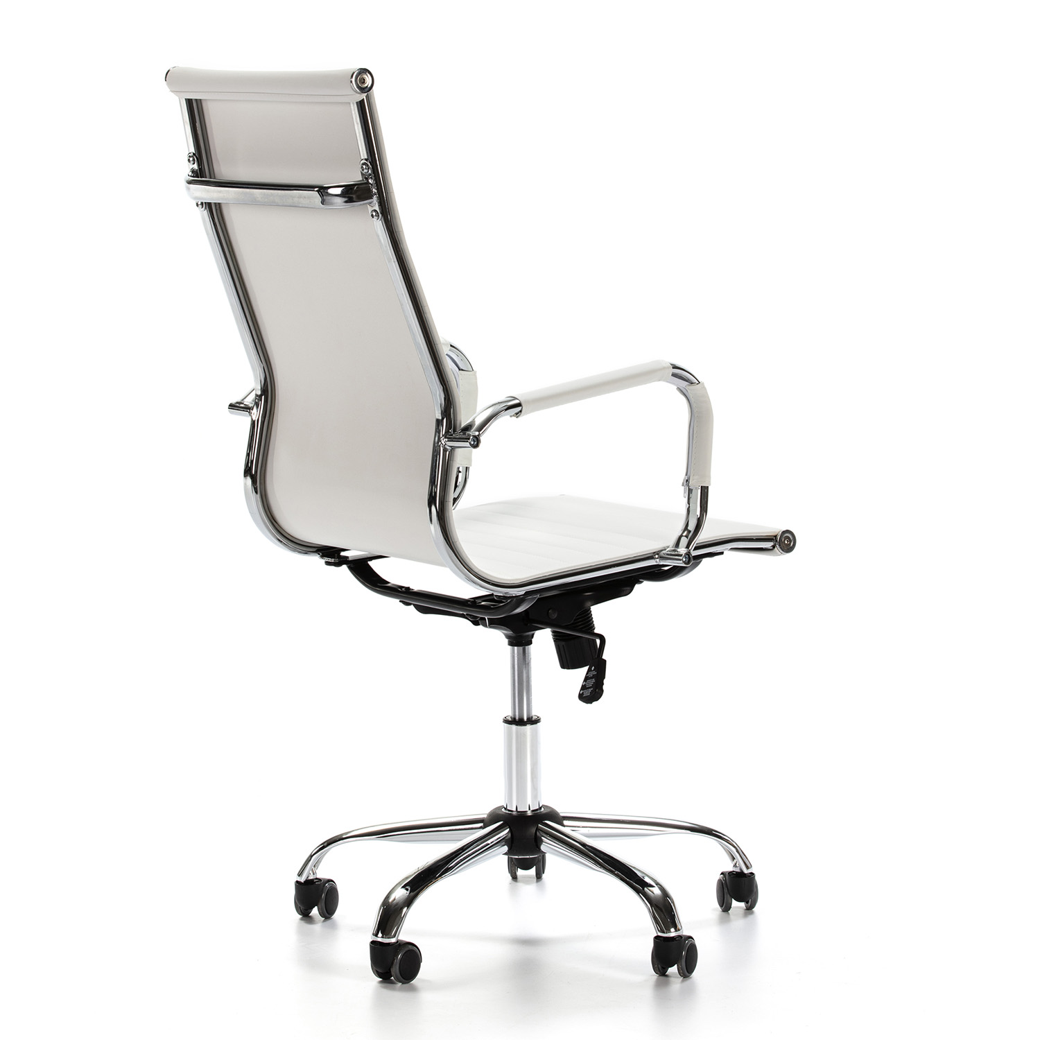 Una silla de oficina blanca con detalles cromados, vista desde atrás.