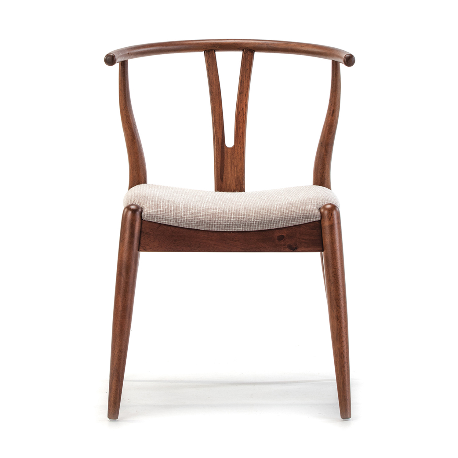 Una silla de madera marrón con asiento acolchado y respaldo curvo.