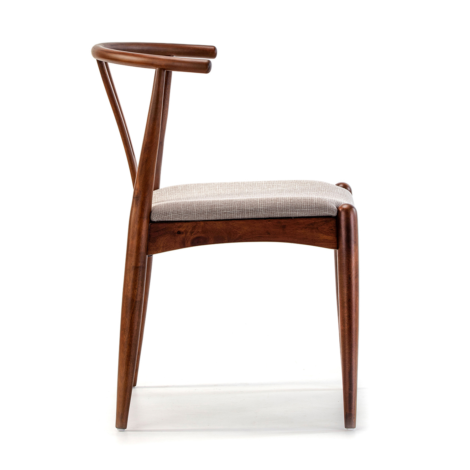 Una silla de madera con asiento claro y diseño de respaldo curvo.