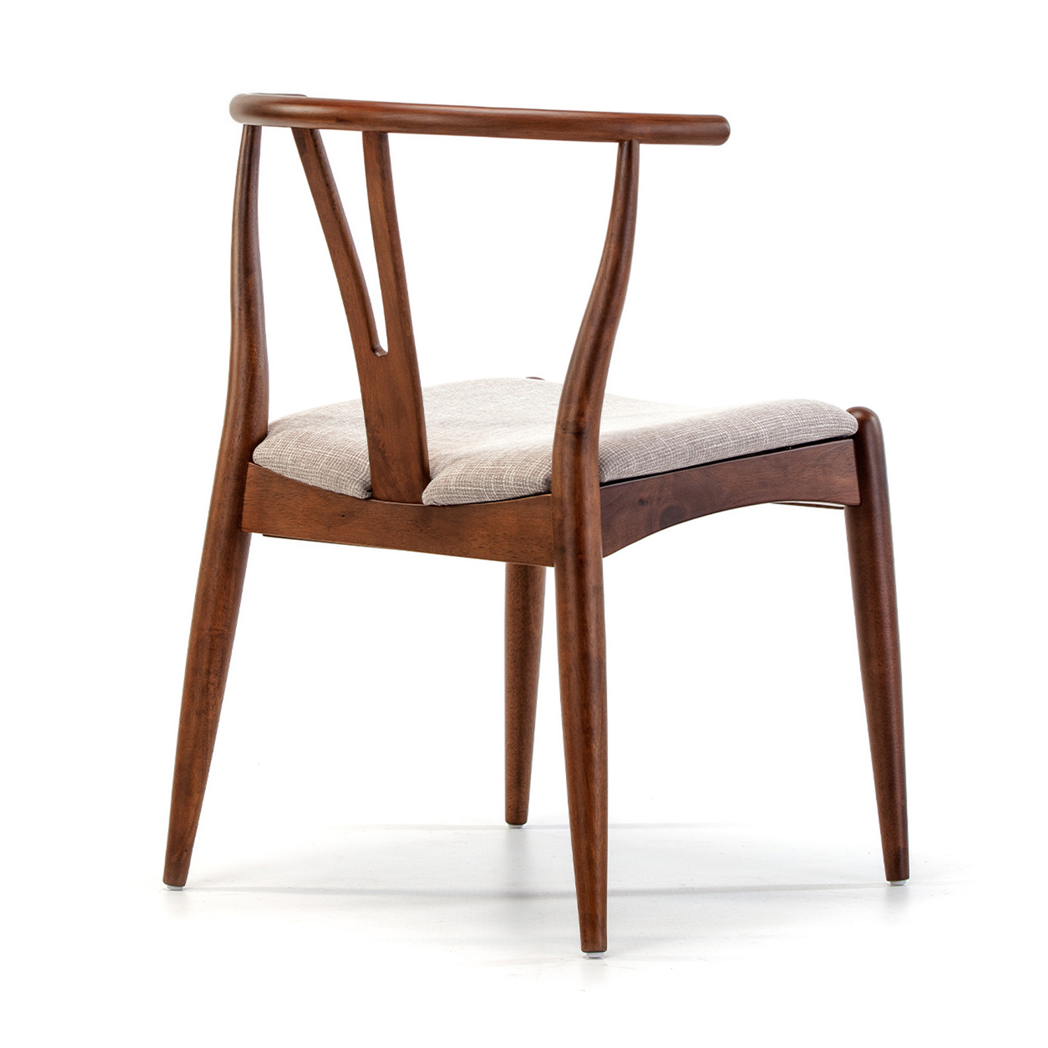 Una silla de madera con cojín claro y respaldo en forma de Y.